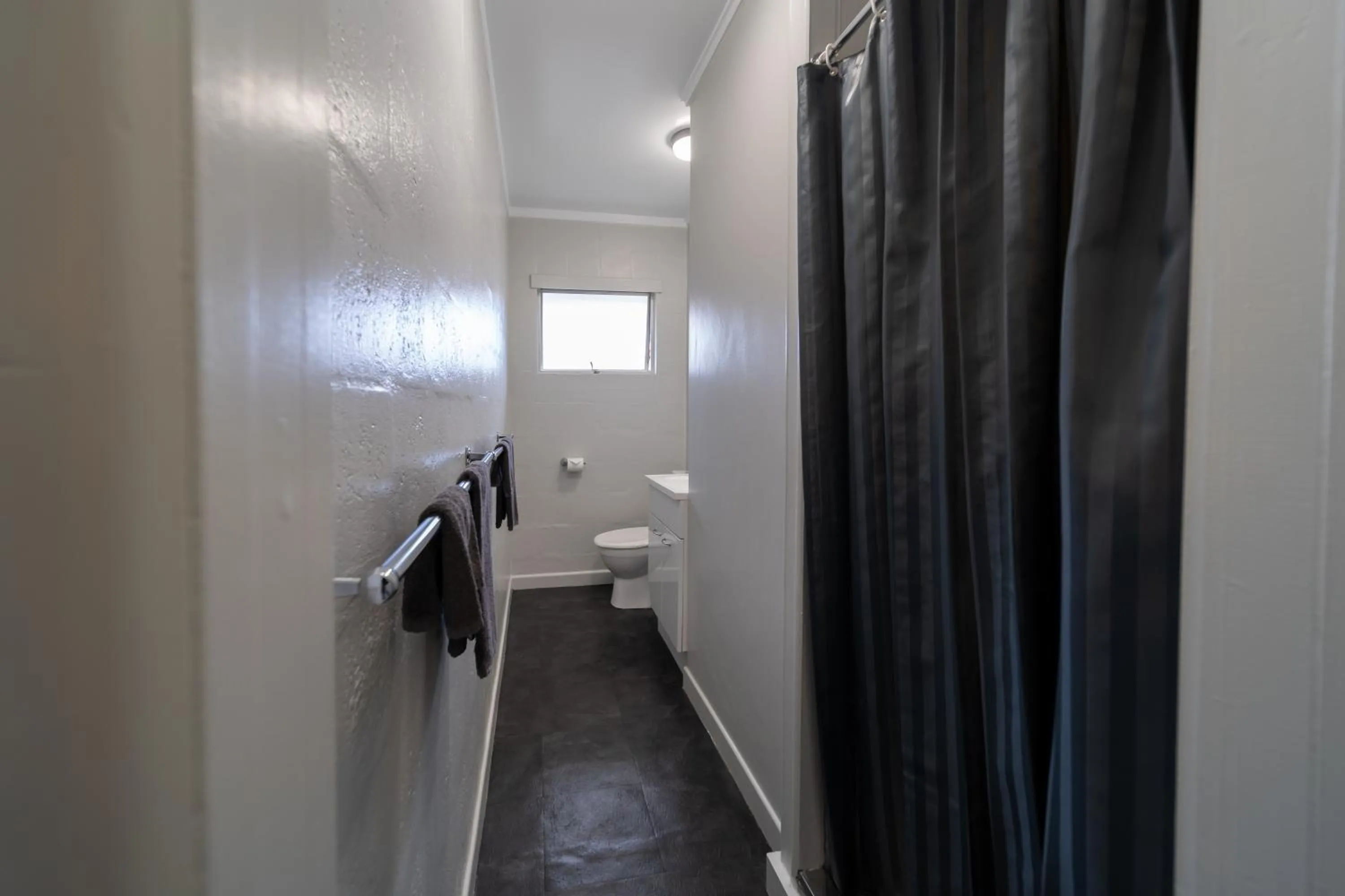 Bathroom in Kensington Motel