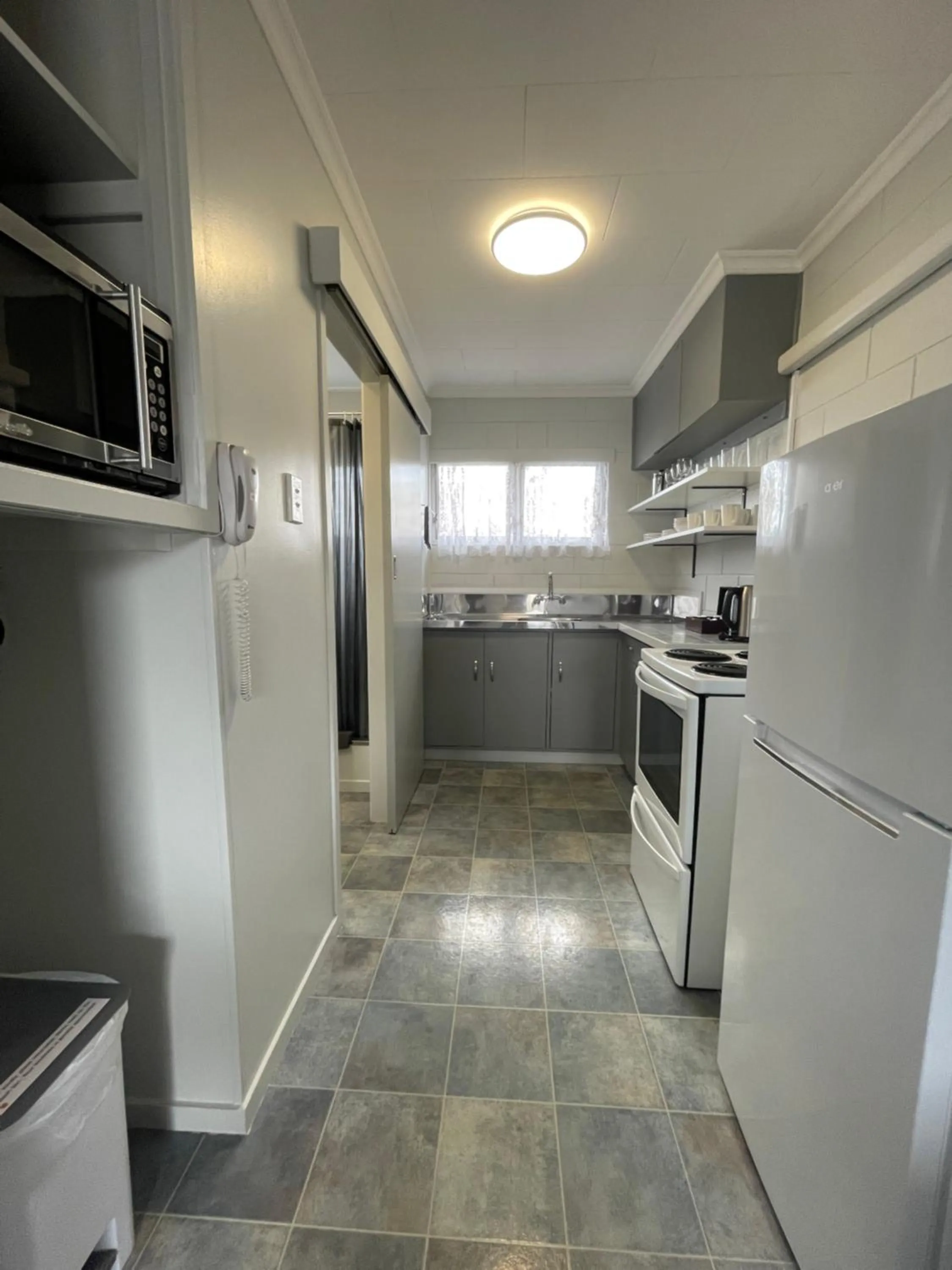 kitchen in Kensington Motel