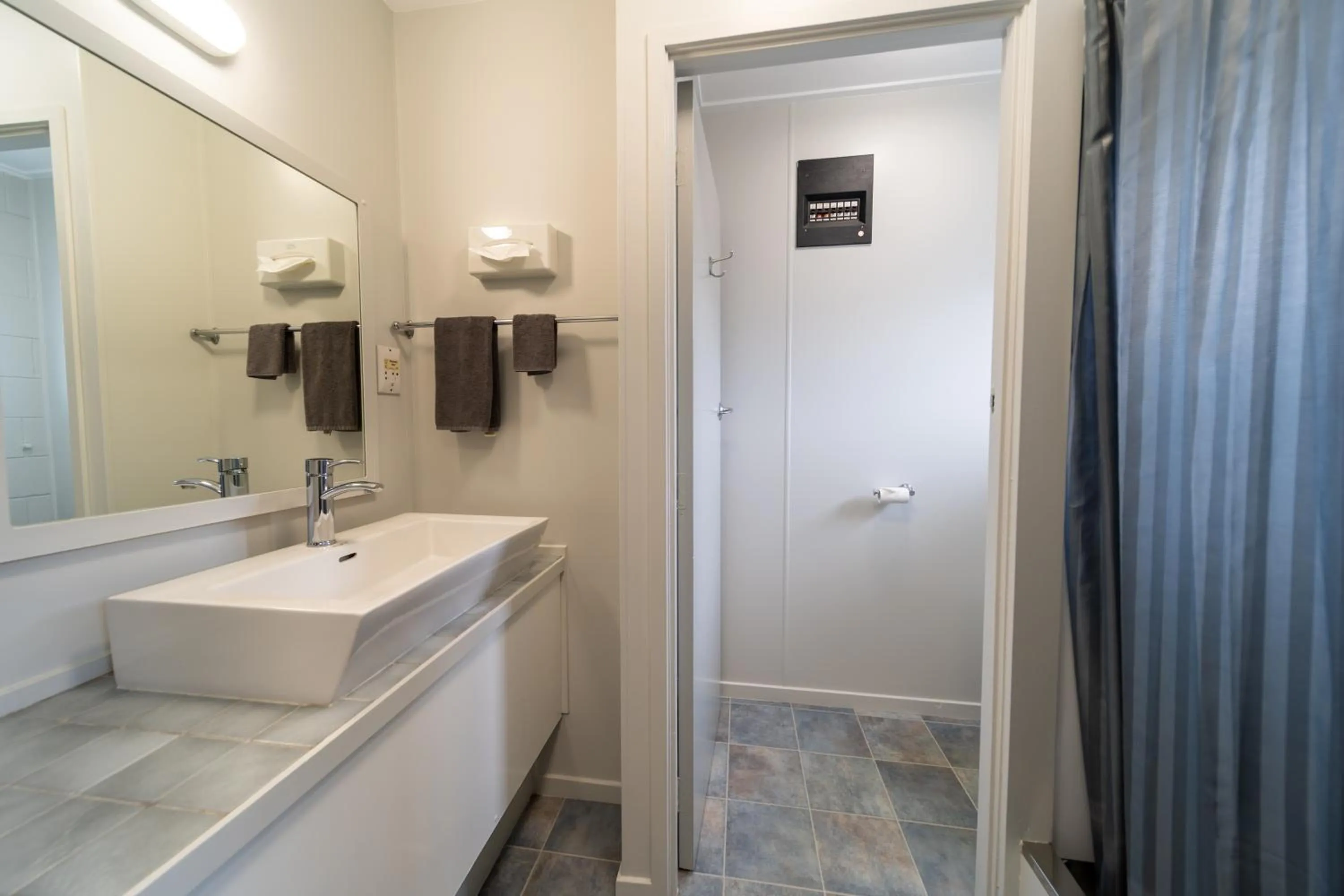 Bathroom in Kensington Motel