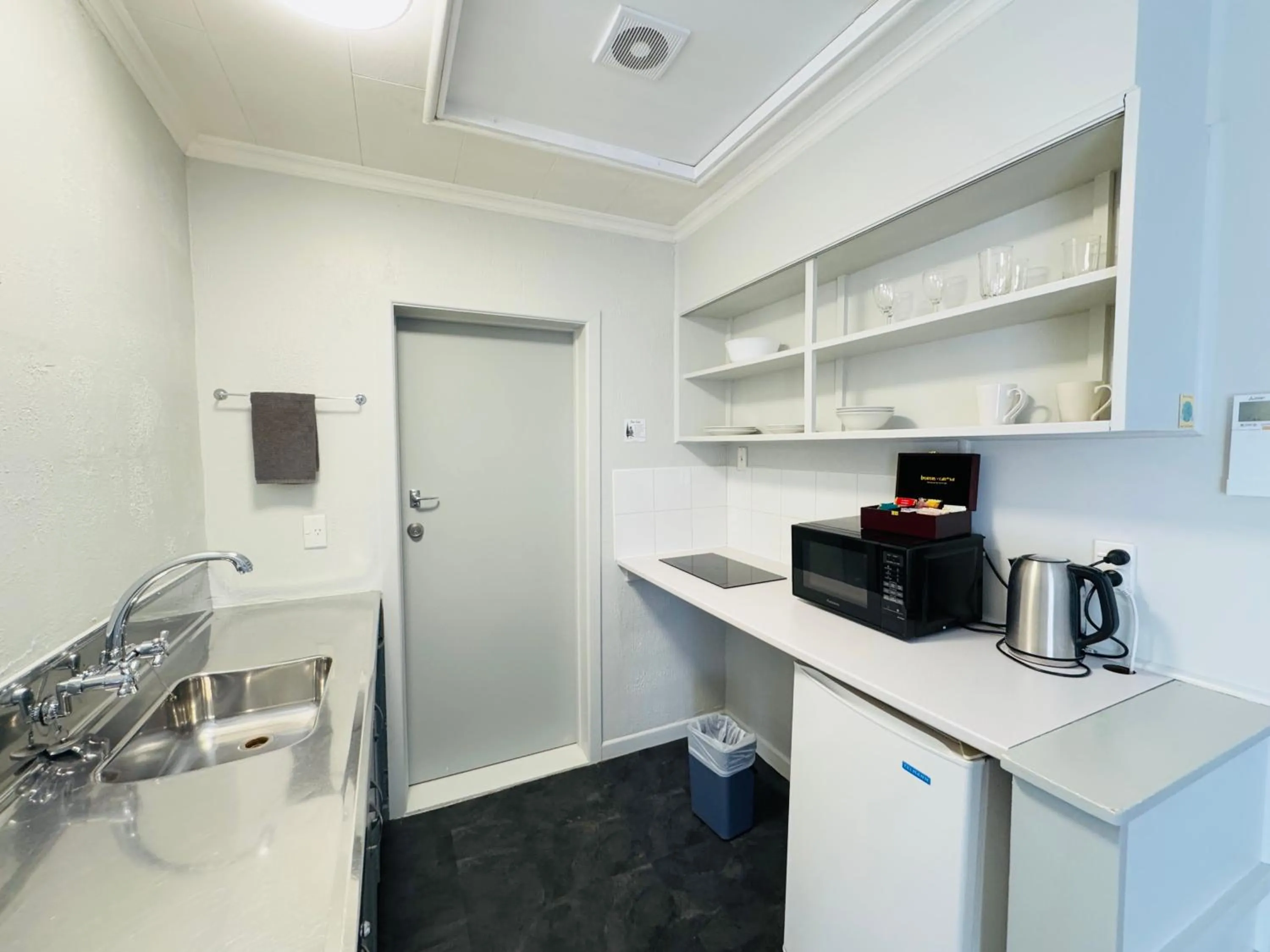 kitchen in Kensington Motel