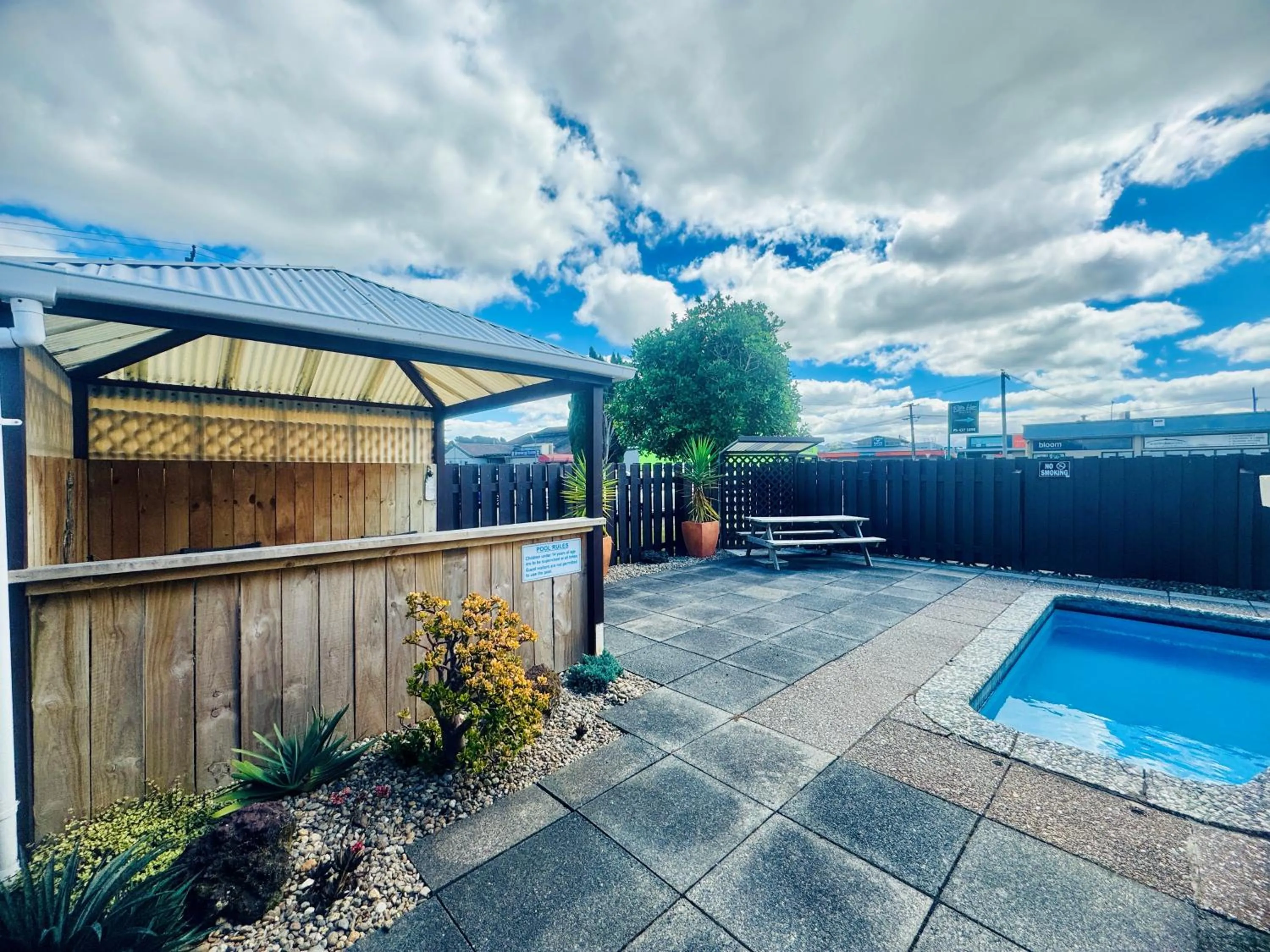 Swimming pool in Kensington Motel