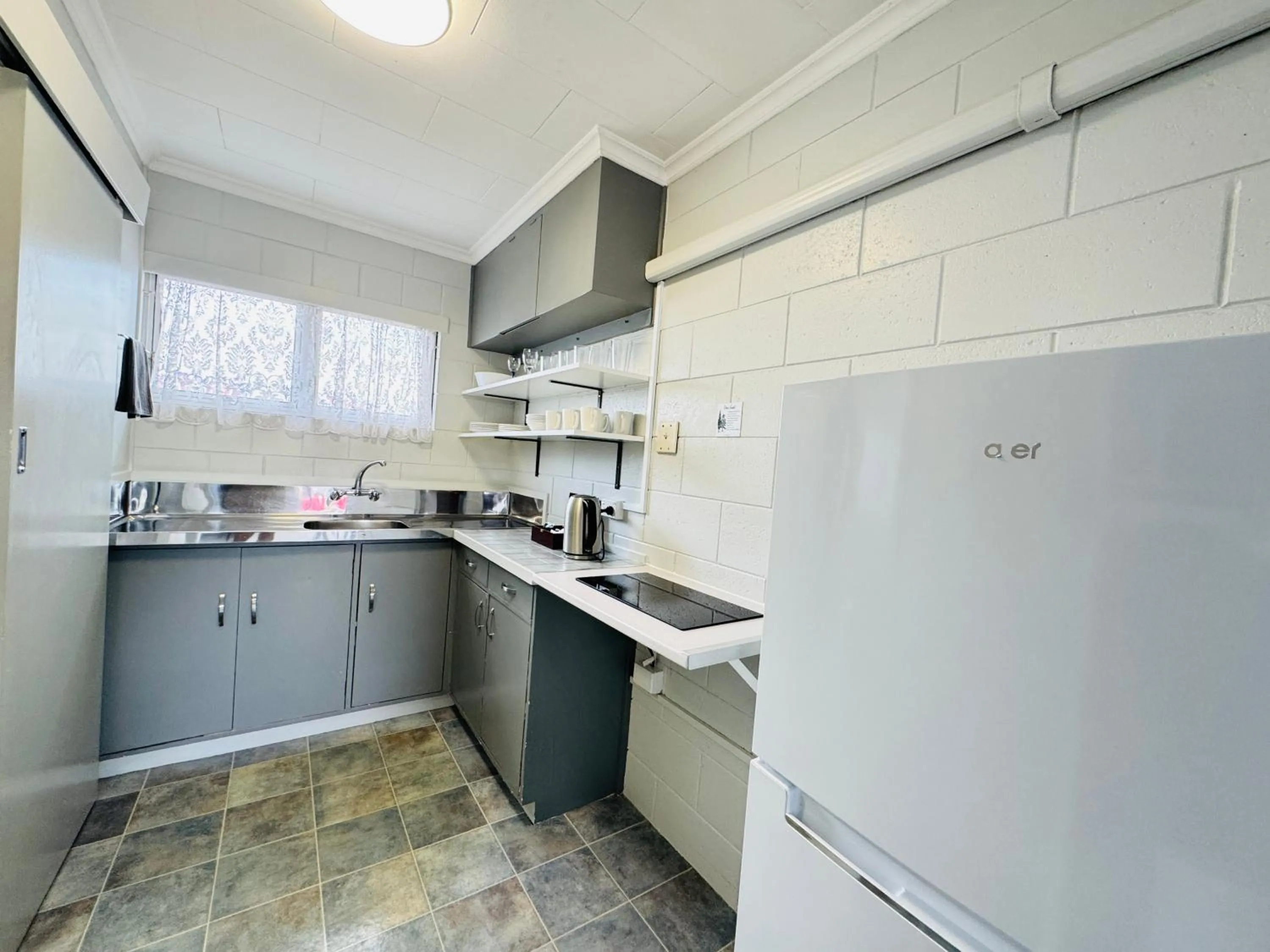 kitchen in Kensington Motel