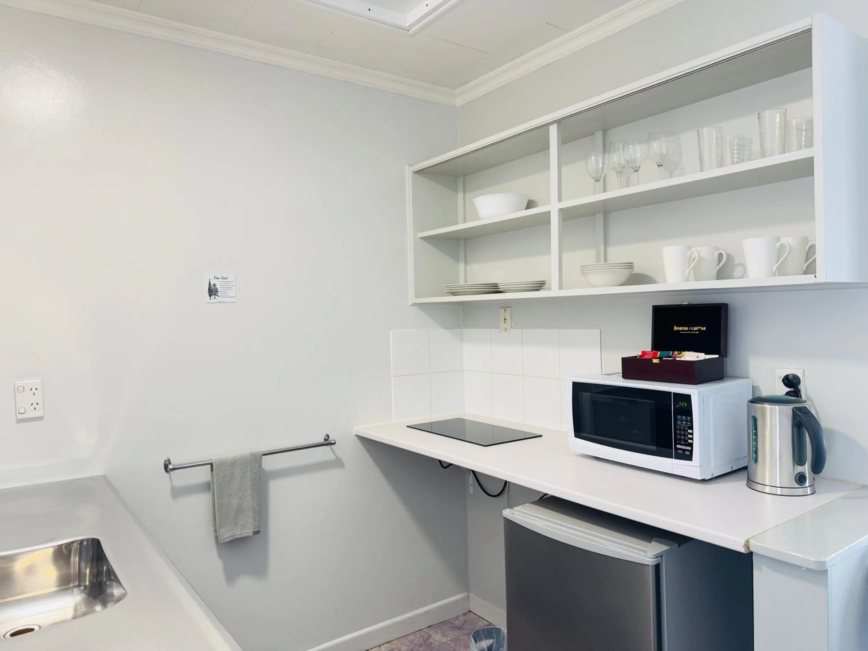 kitchen in Kensington Motel