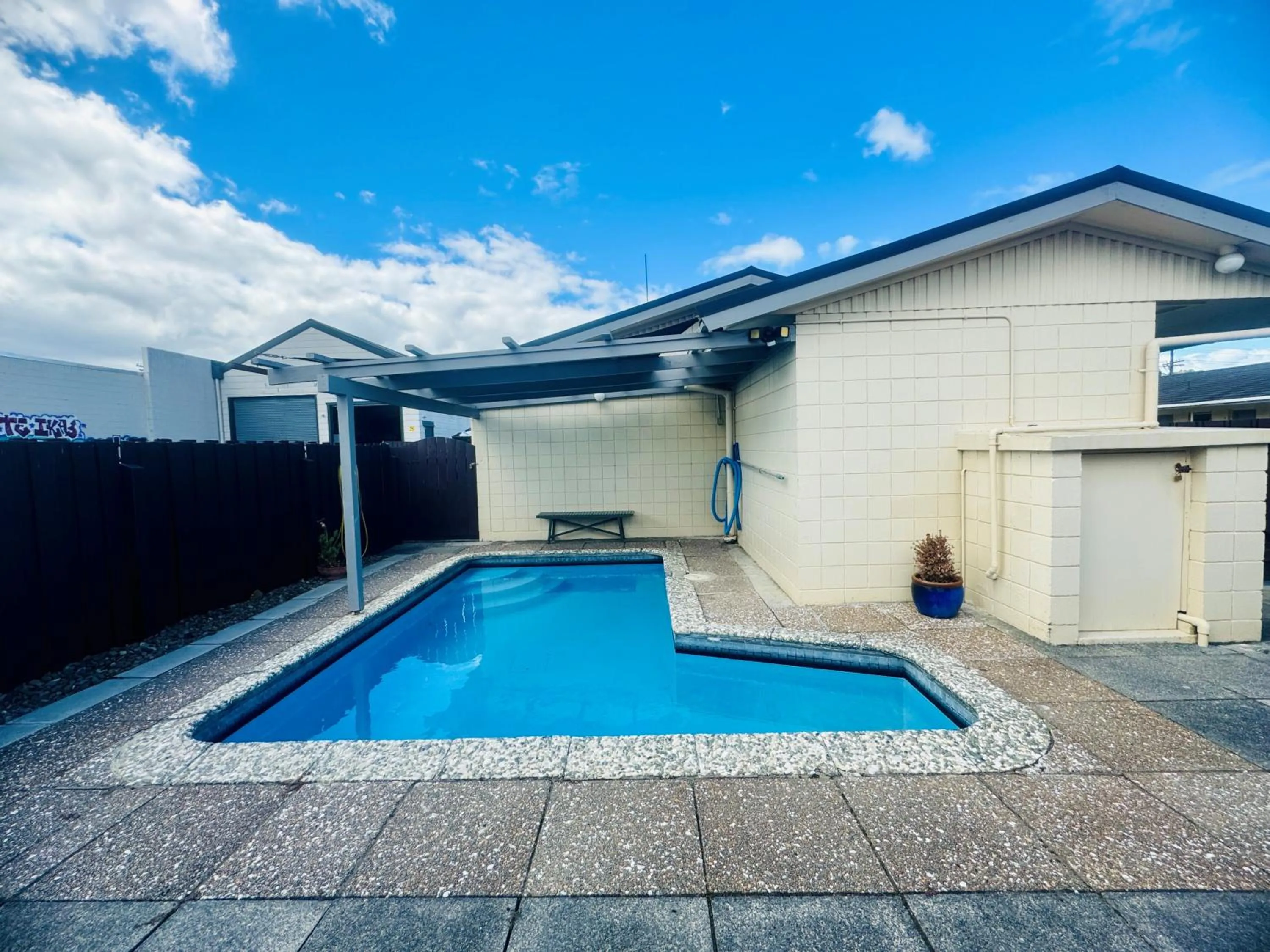 Swimming pool in Kensington Motel