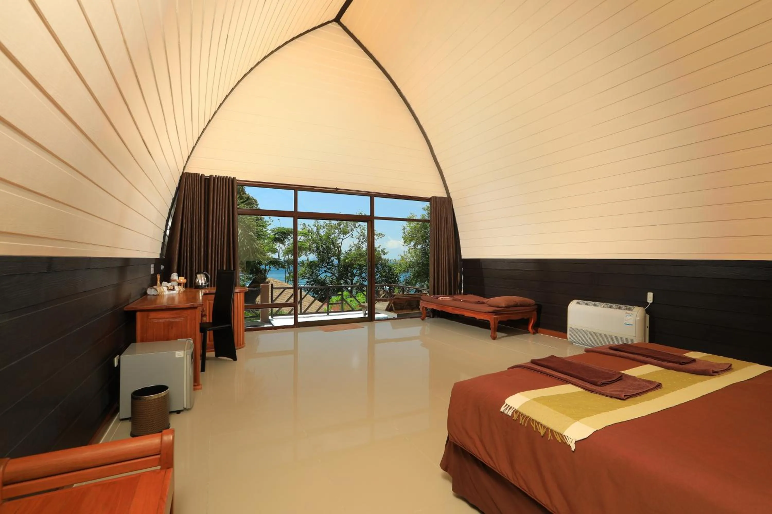 Photo of the whole room, Bed in The Cove Phi Phi
