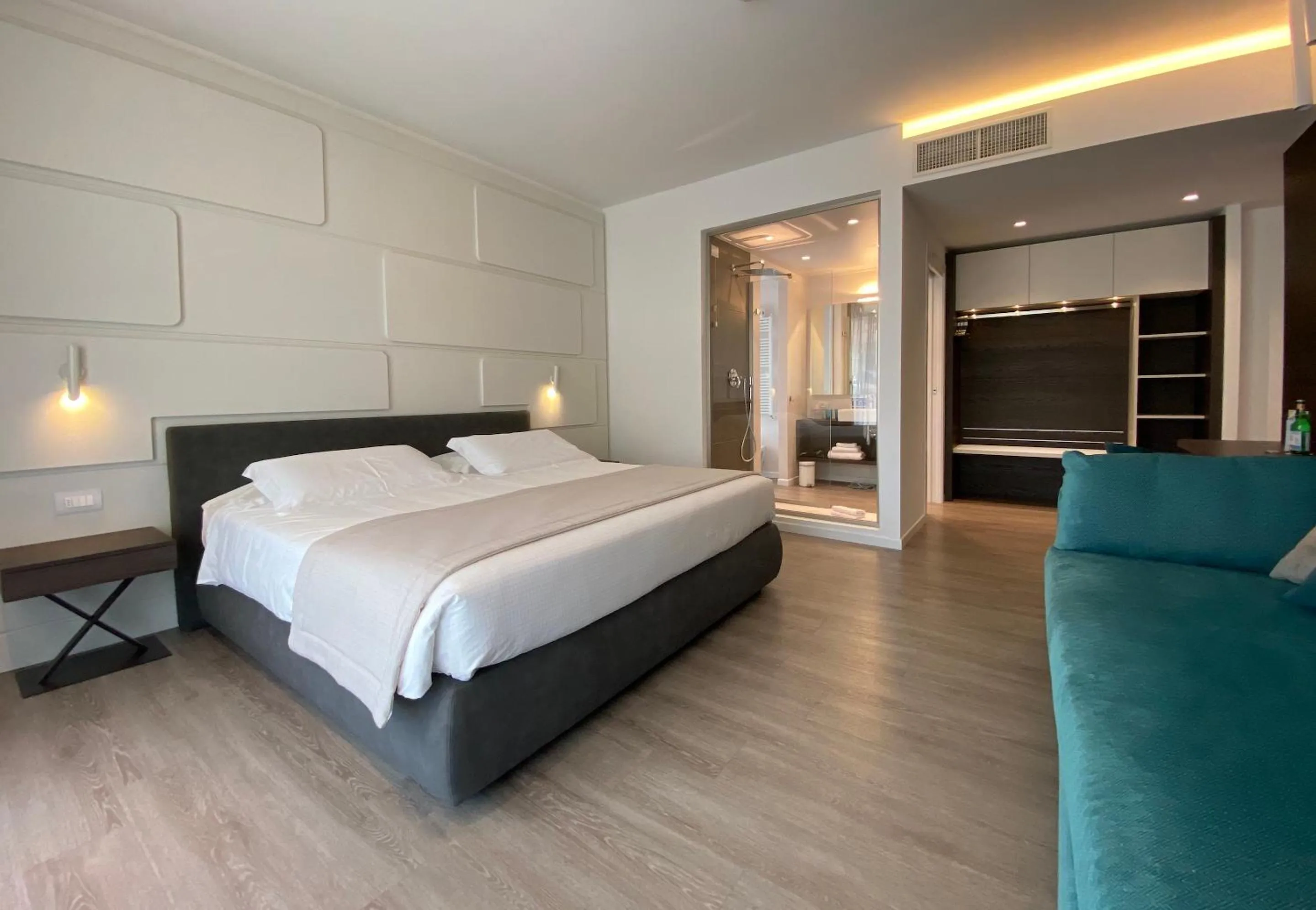 Photo of the whole room, Bed in Solho Hotel