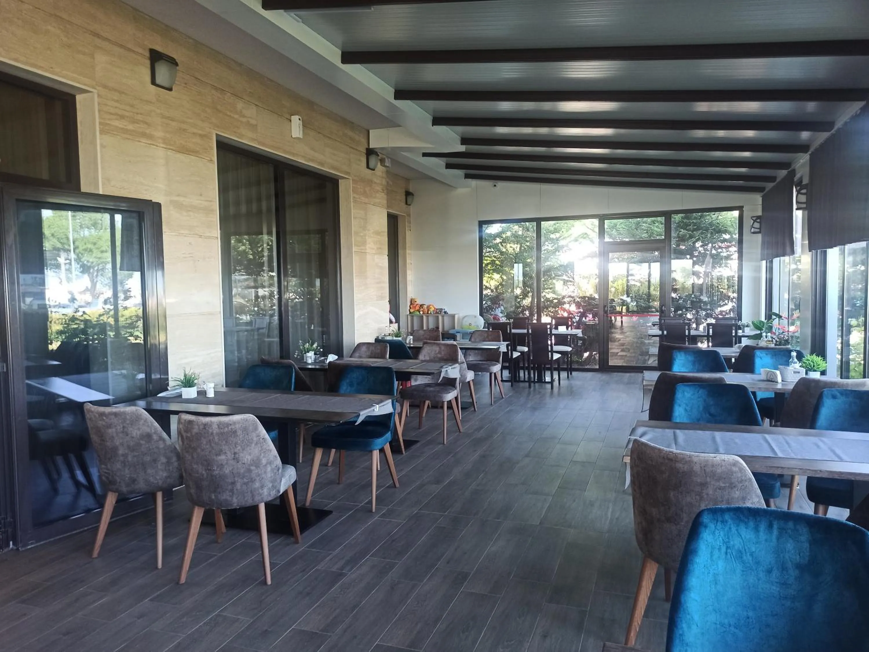 Restaurant/places to eat in Hotel Magnific