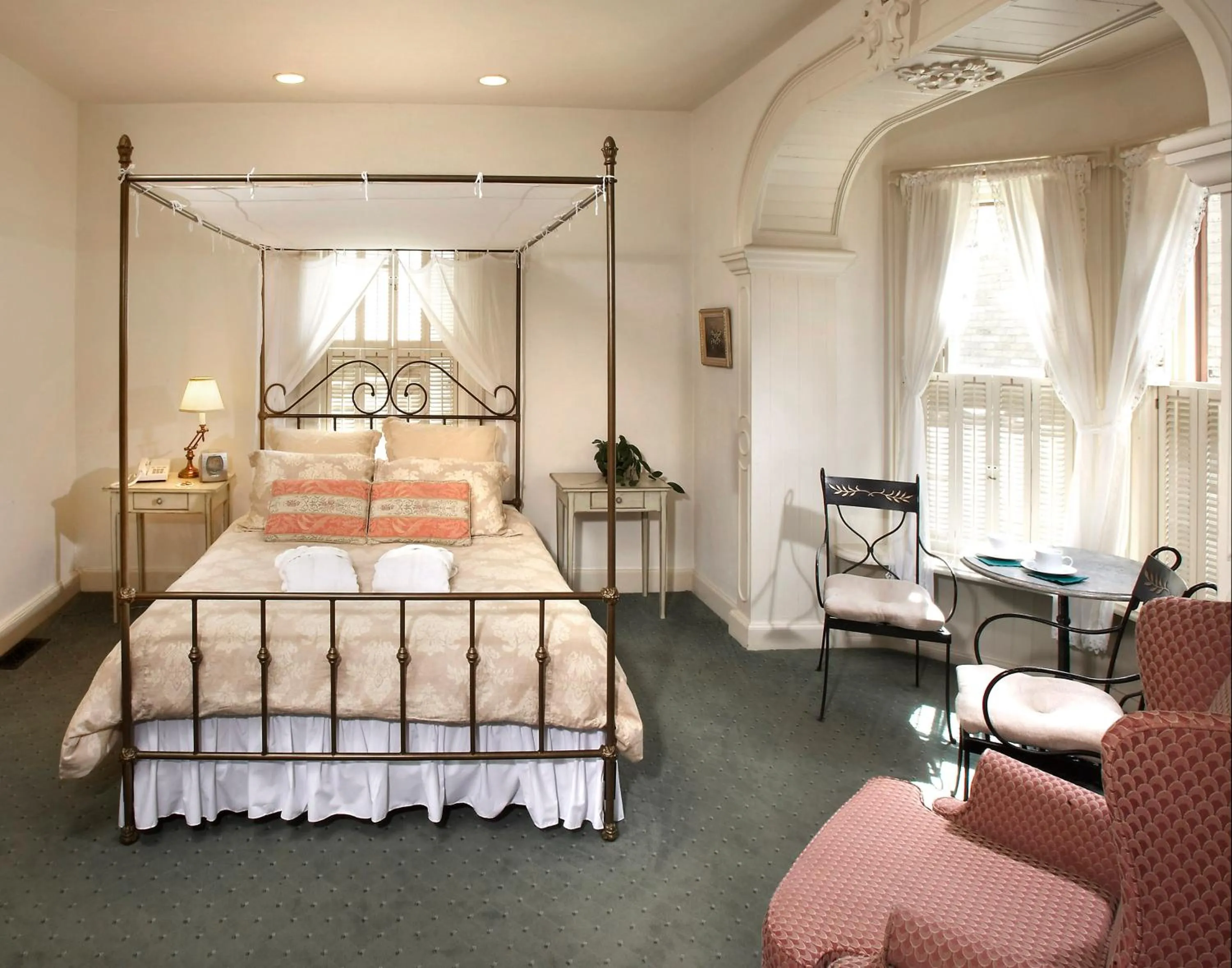 Bed in Washington House Inn