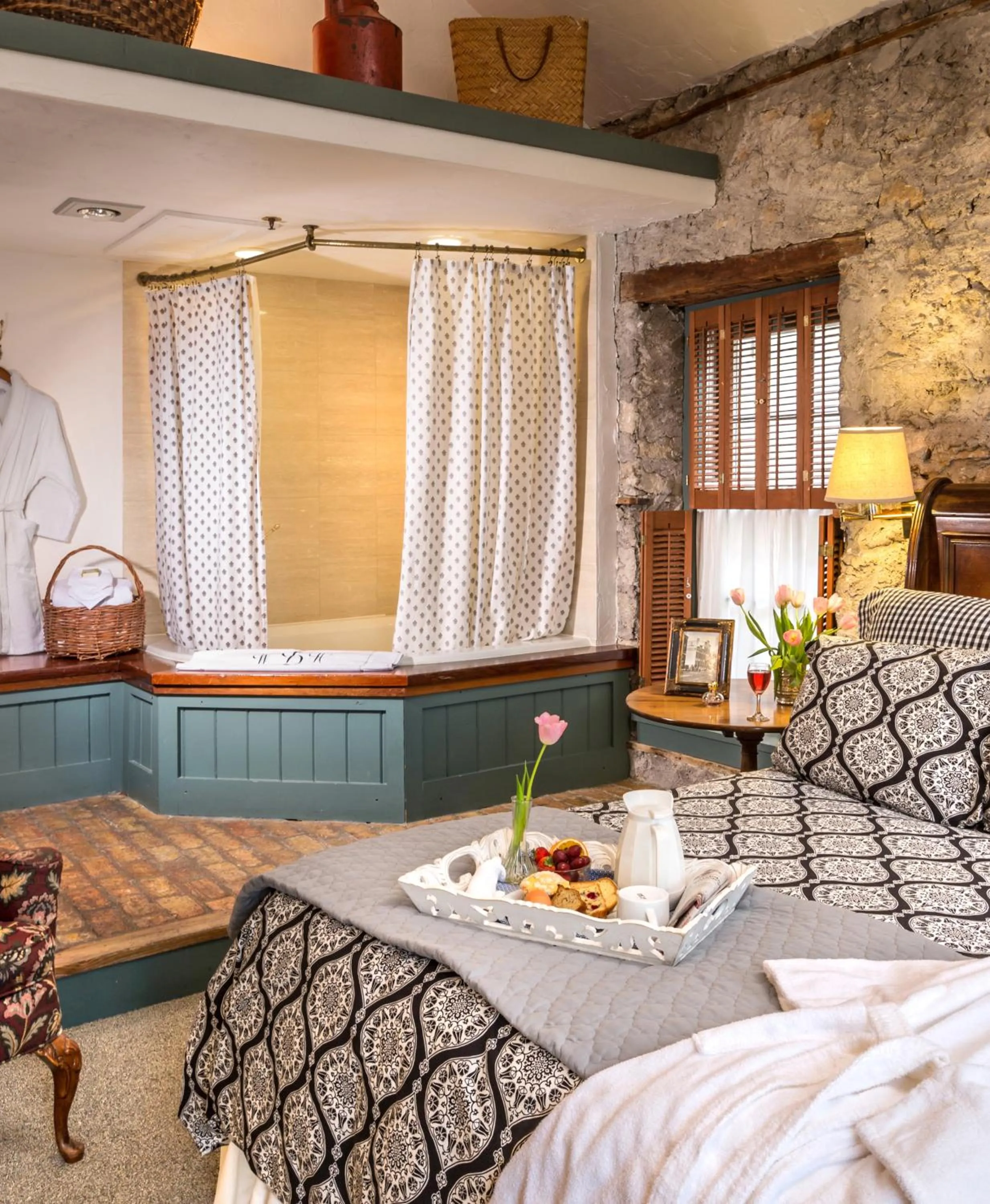 Bed in Washington House Inn