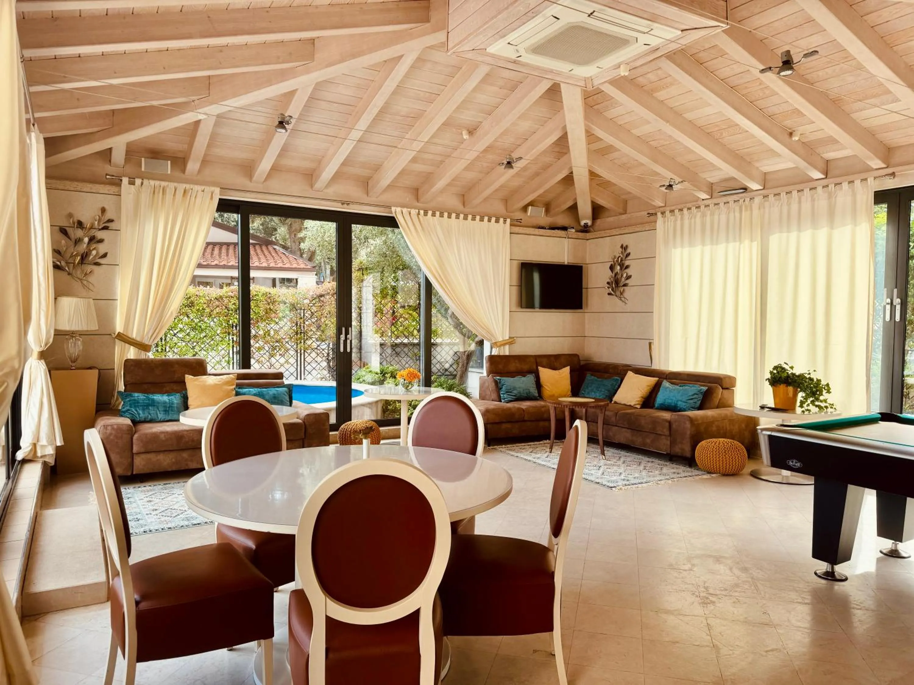 Communal lounge/ TV room in Boutique Hotel Oasi