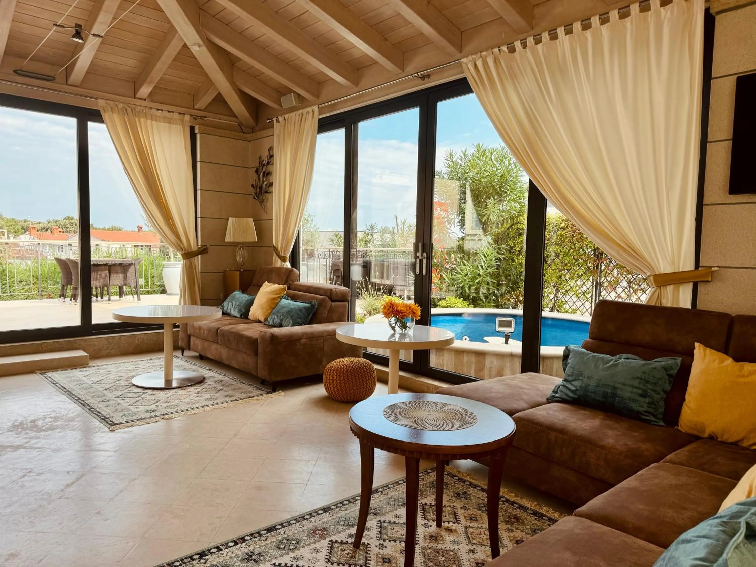 Communal lounge/ TV room in Boutique Hotel Oasi