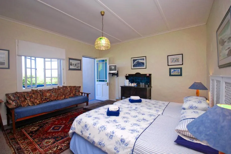 Double Room with Balcony or Patio - single occupancy in Guinea Fowl Lodge - Lagoon & Heads View B&B, Central Knysna