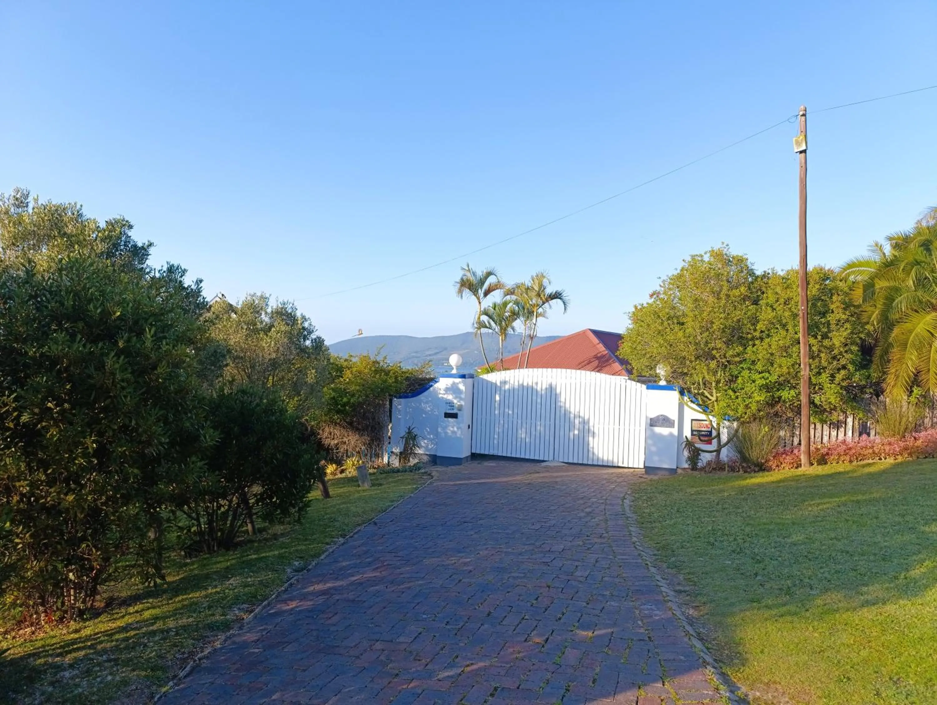 Facade/entrance in Guinea Fowl Lodge - Lagoon & Heads View B&B, Central Knysna