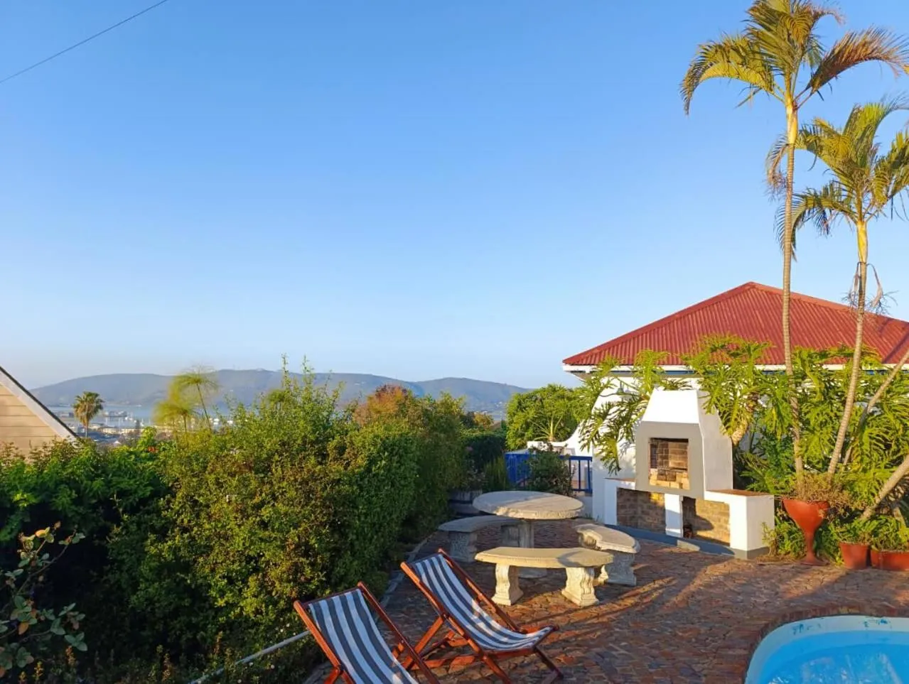 BBQ facilities in Guinea Fowl Lodge - Lagoon & Heads View B&B, Central Knysna