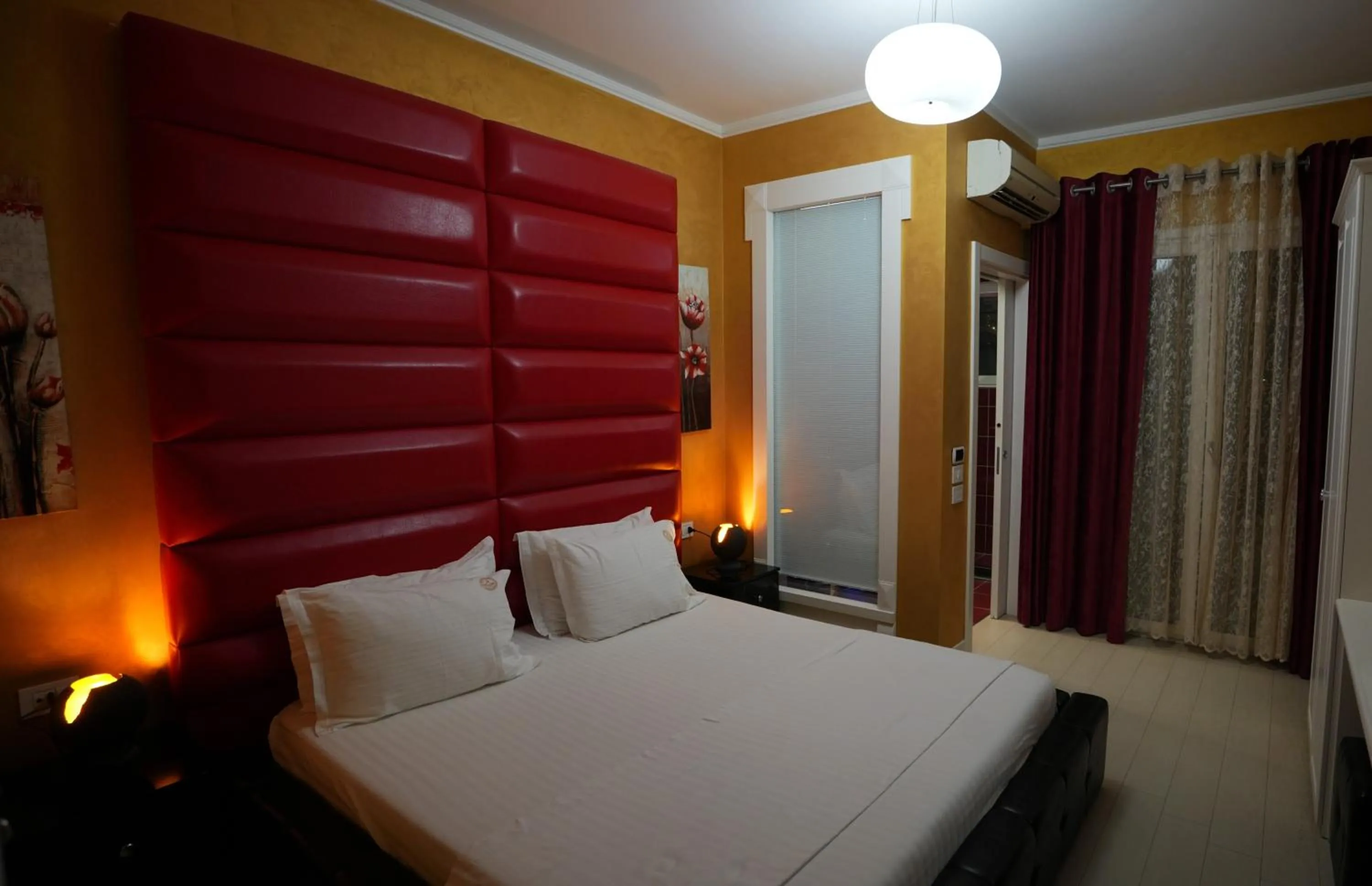 Bathroom, Bed in Iliria Internacional Hotel