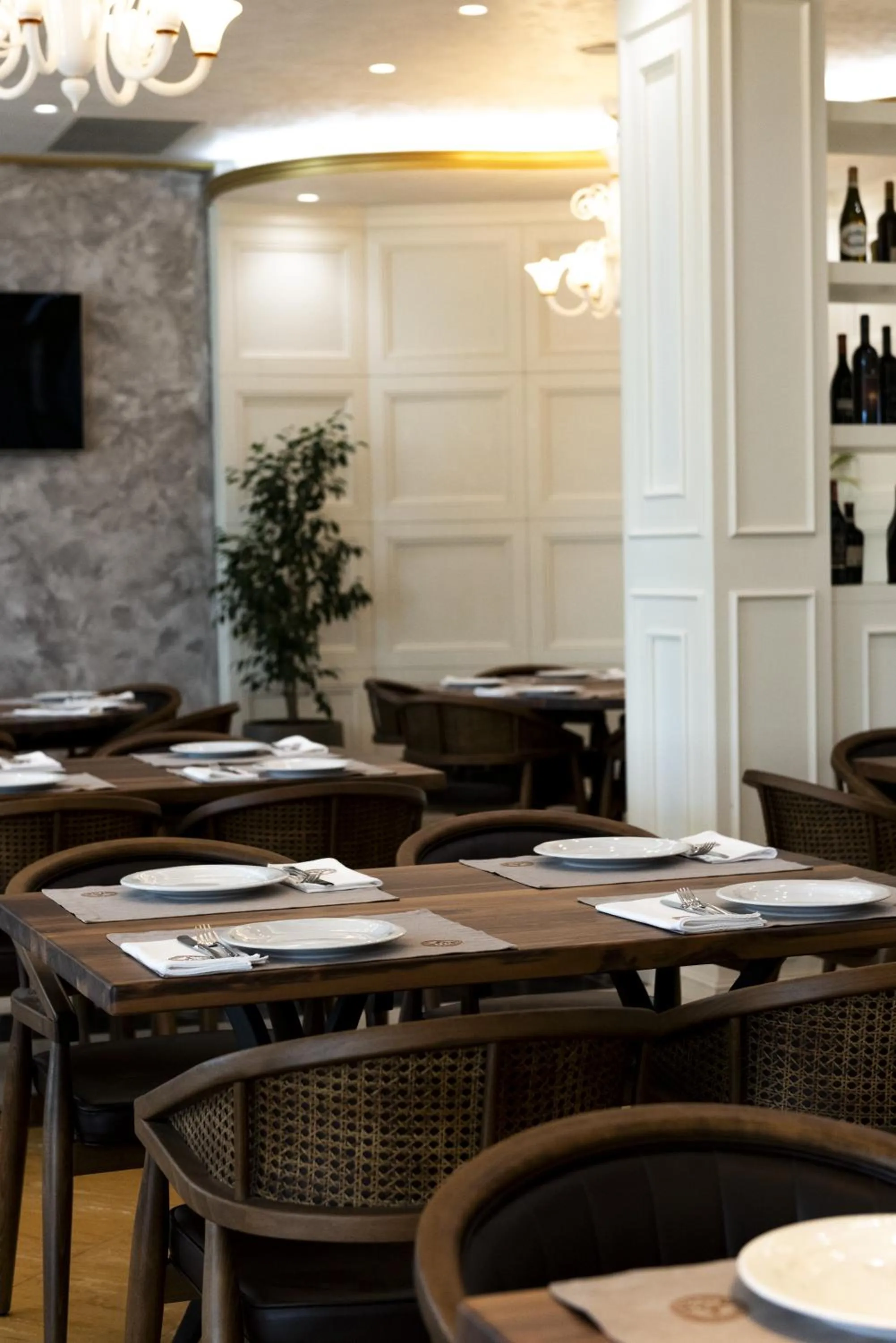 Restaurant/places to eat in Iliria Internacional Hotel