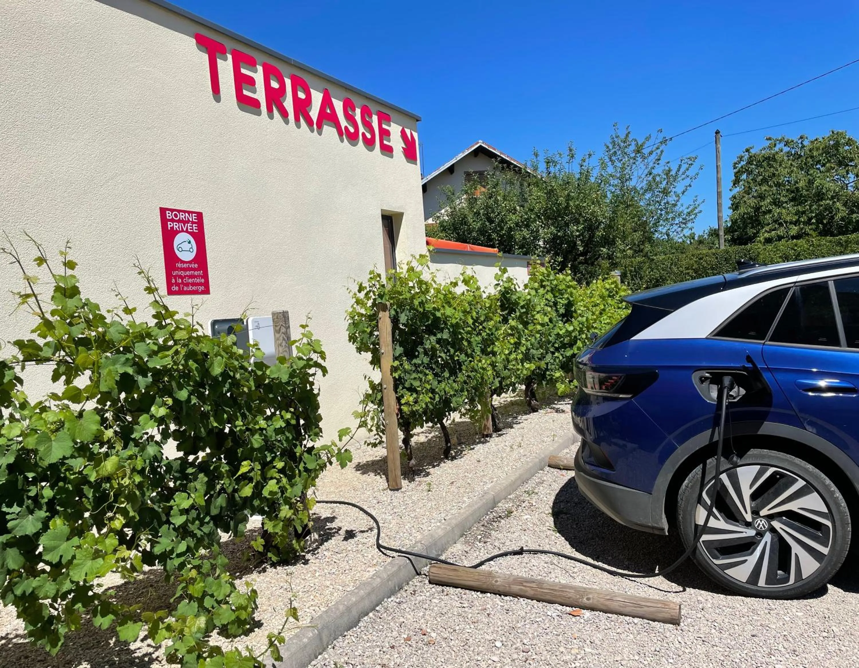 Parking in Hôtel Auberge de Chavannes