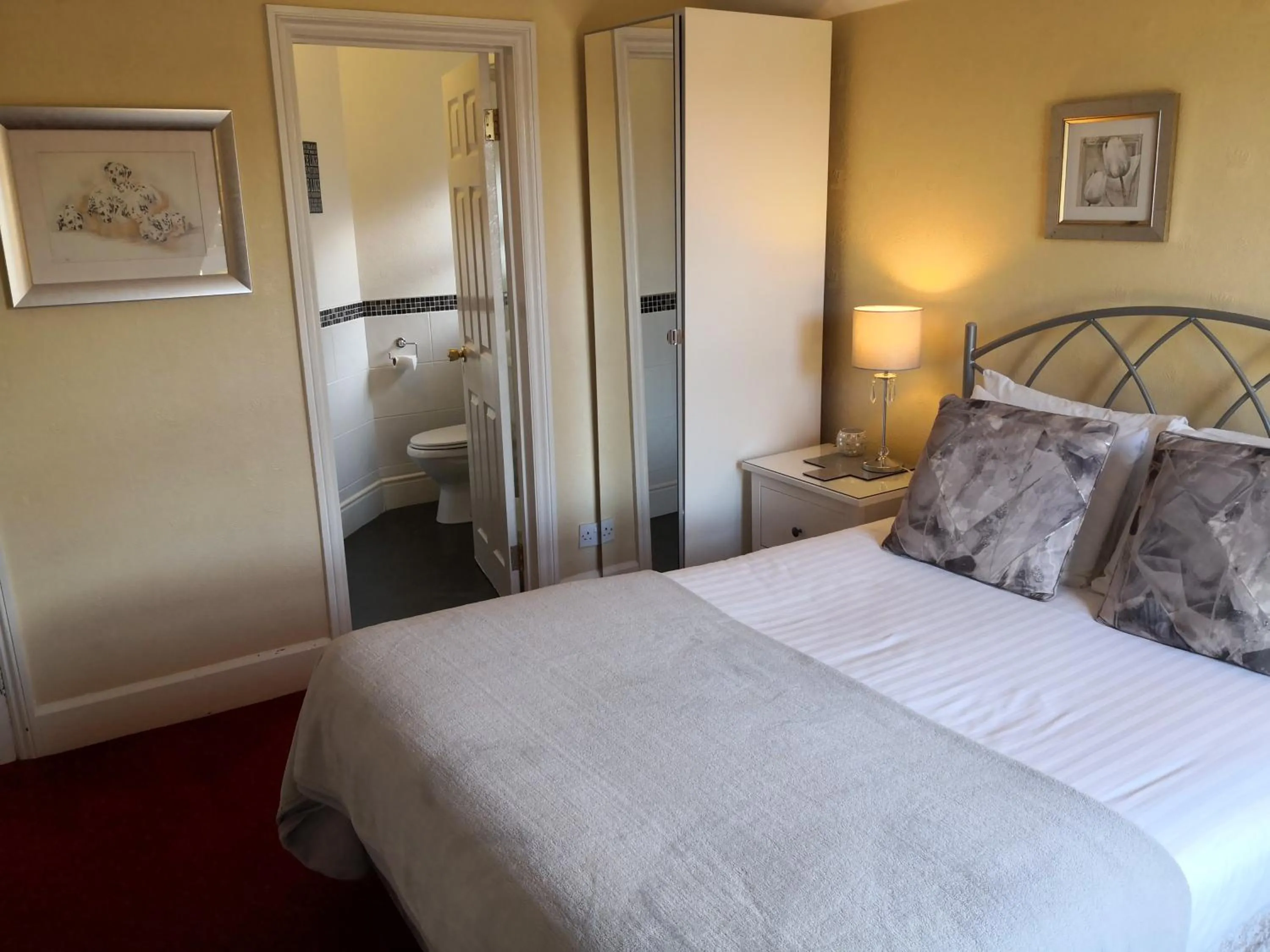 Bedroom, Bed in Ashgrove House