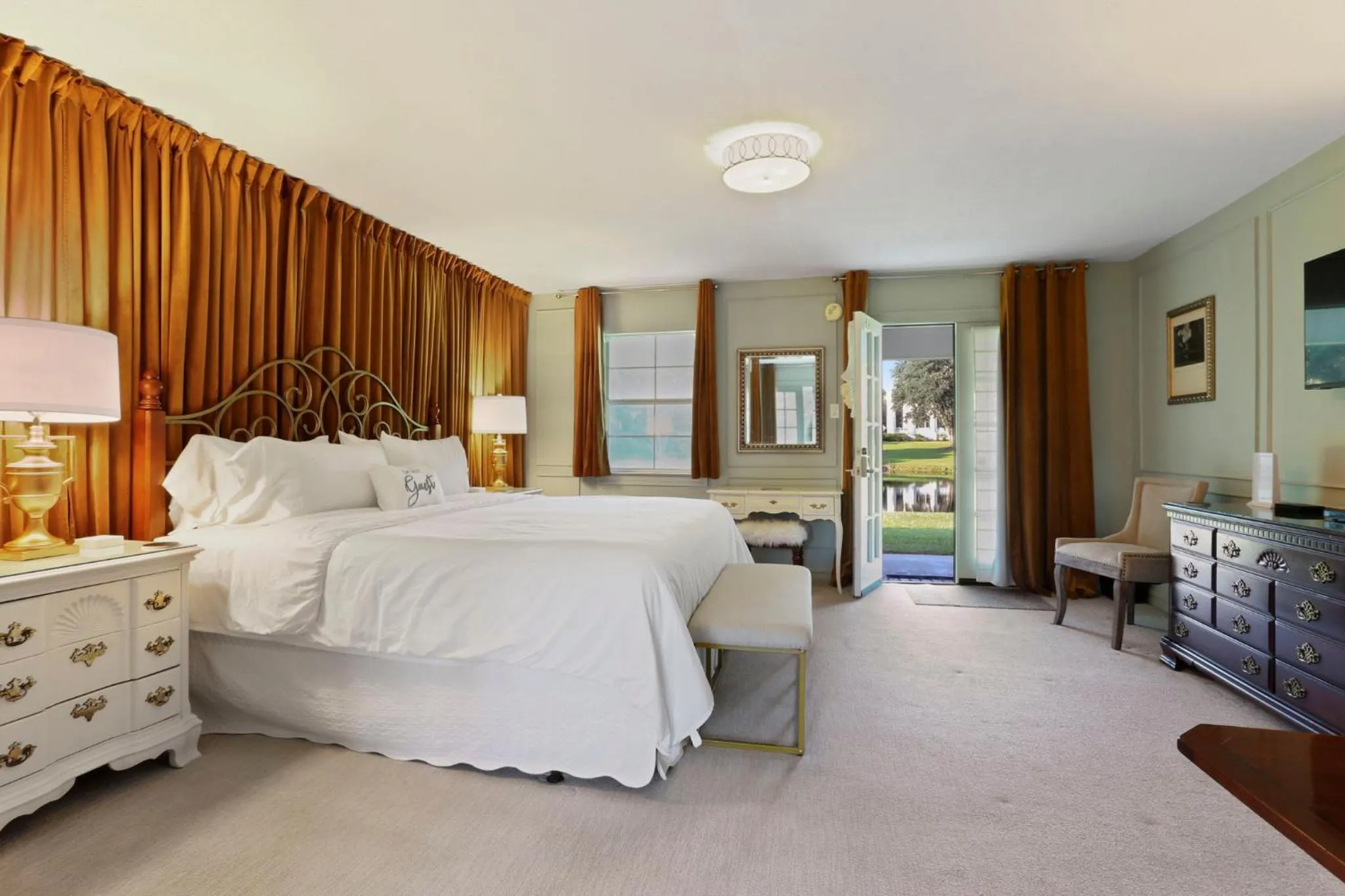 Bed in Greenwood Plantation B&B Inn