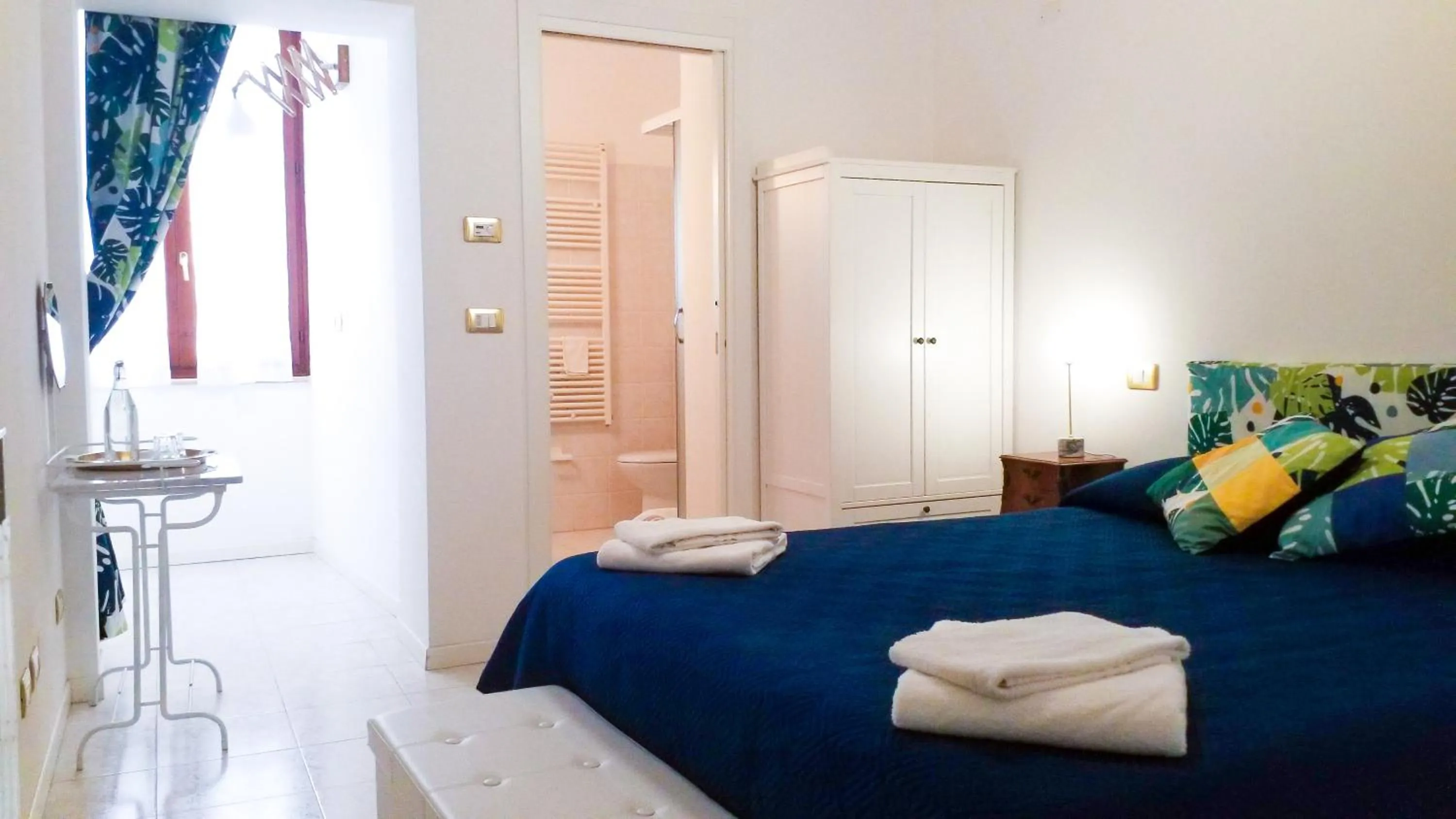 Photo of the whole room, Bed in B&B King