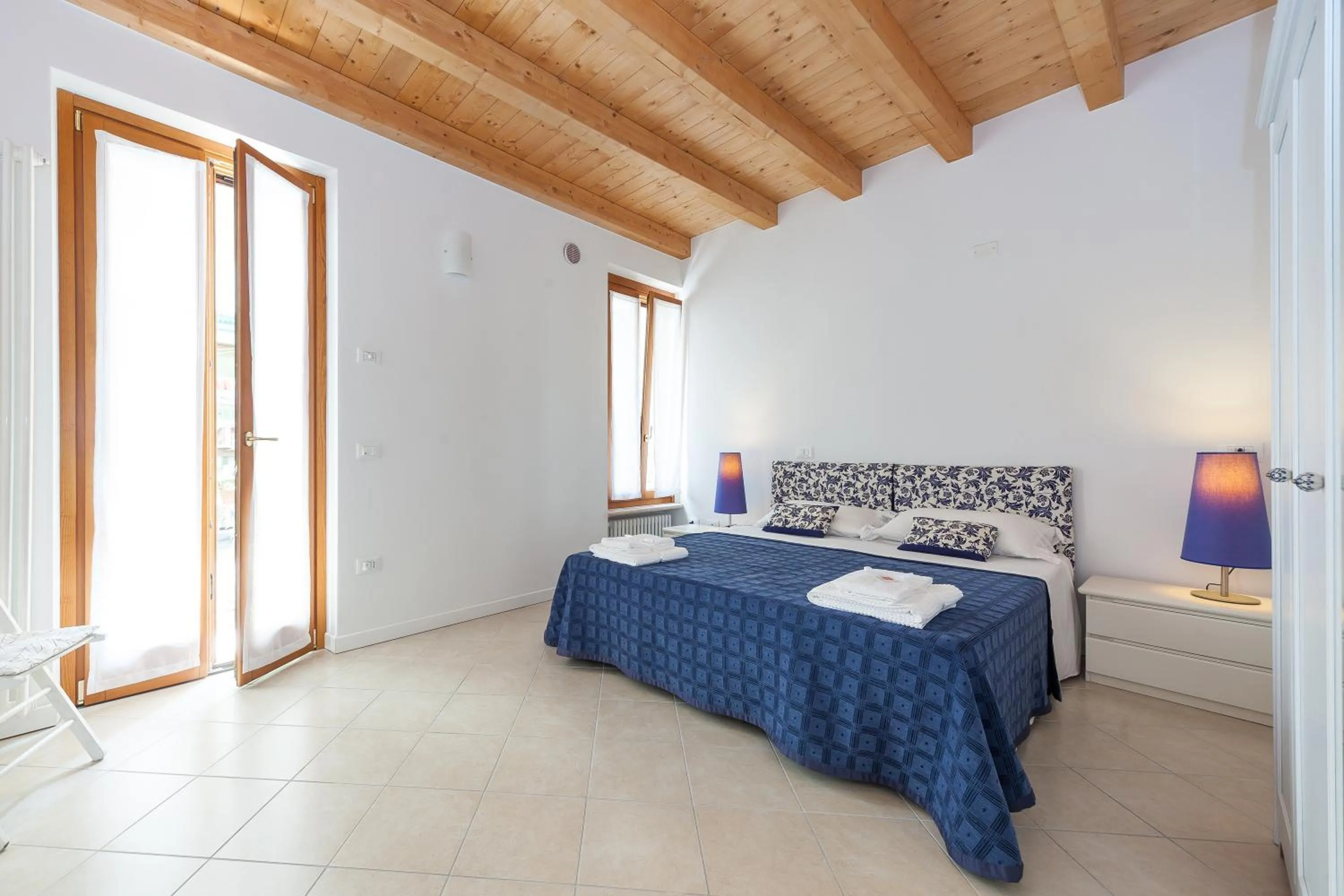 Photo of the whole room, Bed in B&B King