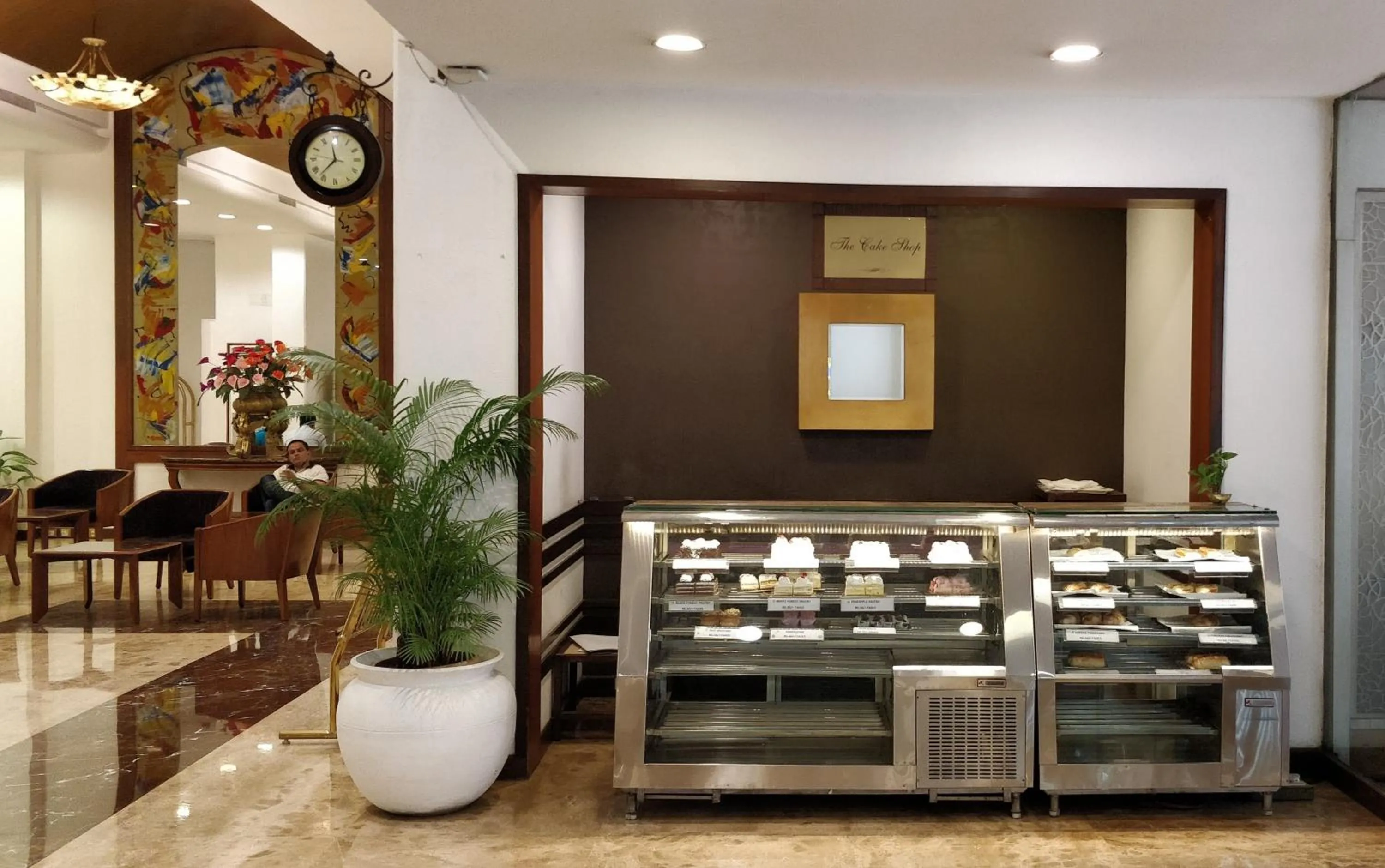 Restaurant/places to eat in Hotel Aurora Towers