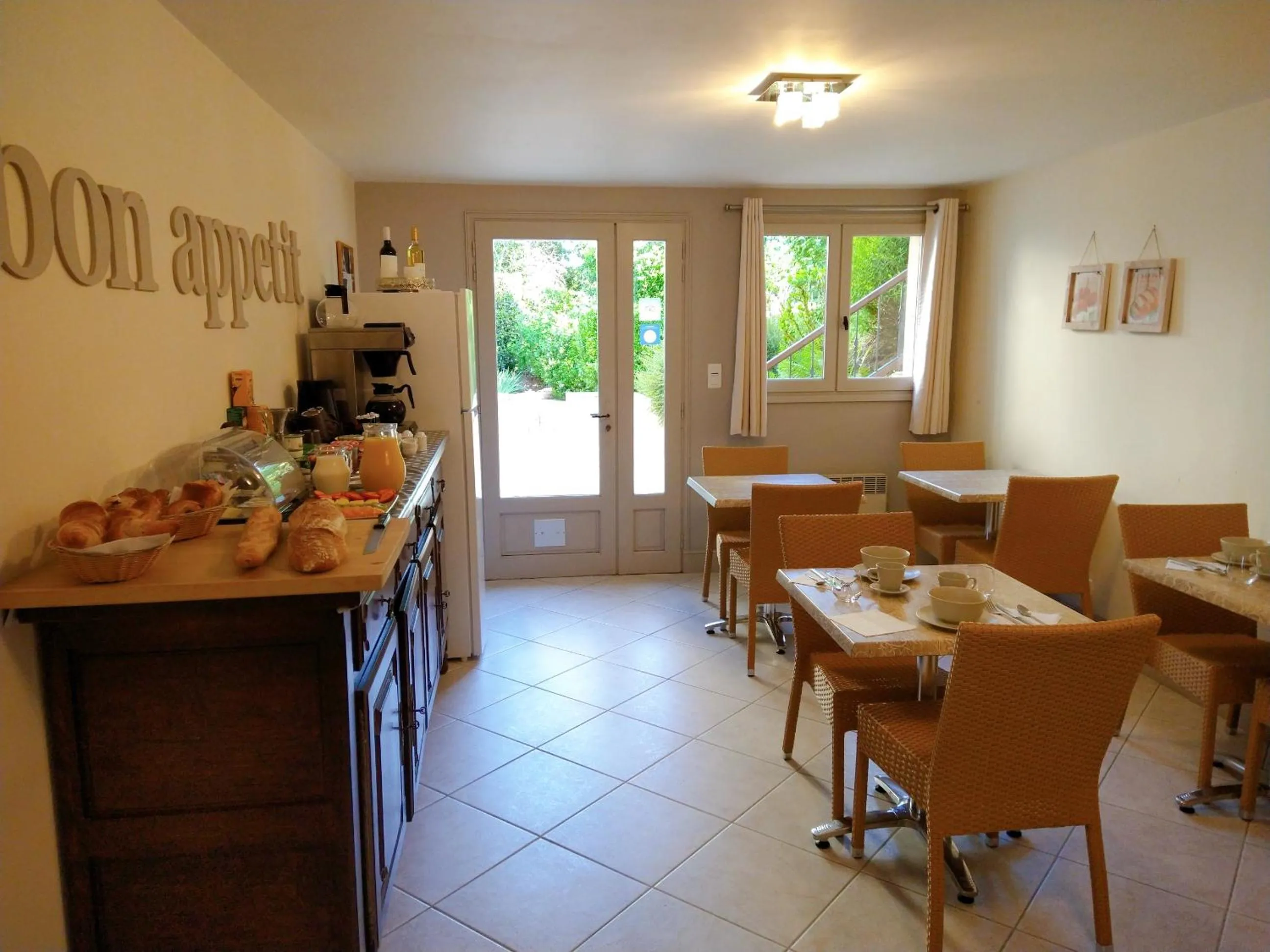 Restaurant/places to eat in La Colline - Chambre d'hôtes - B&B