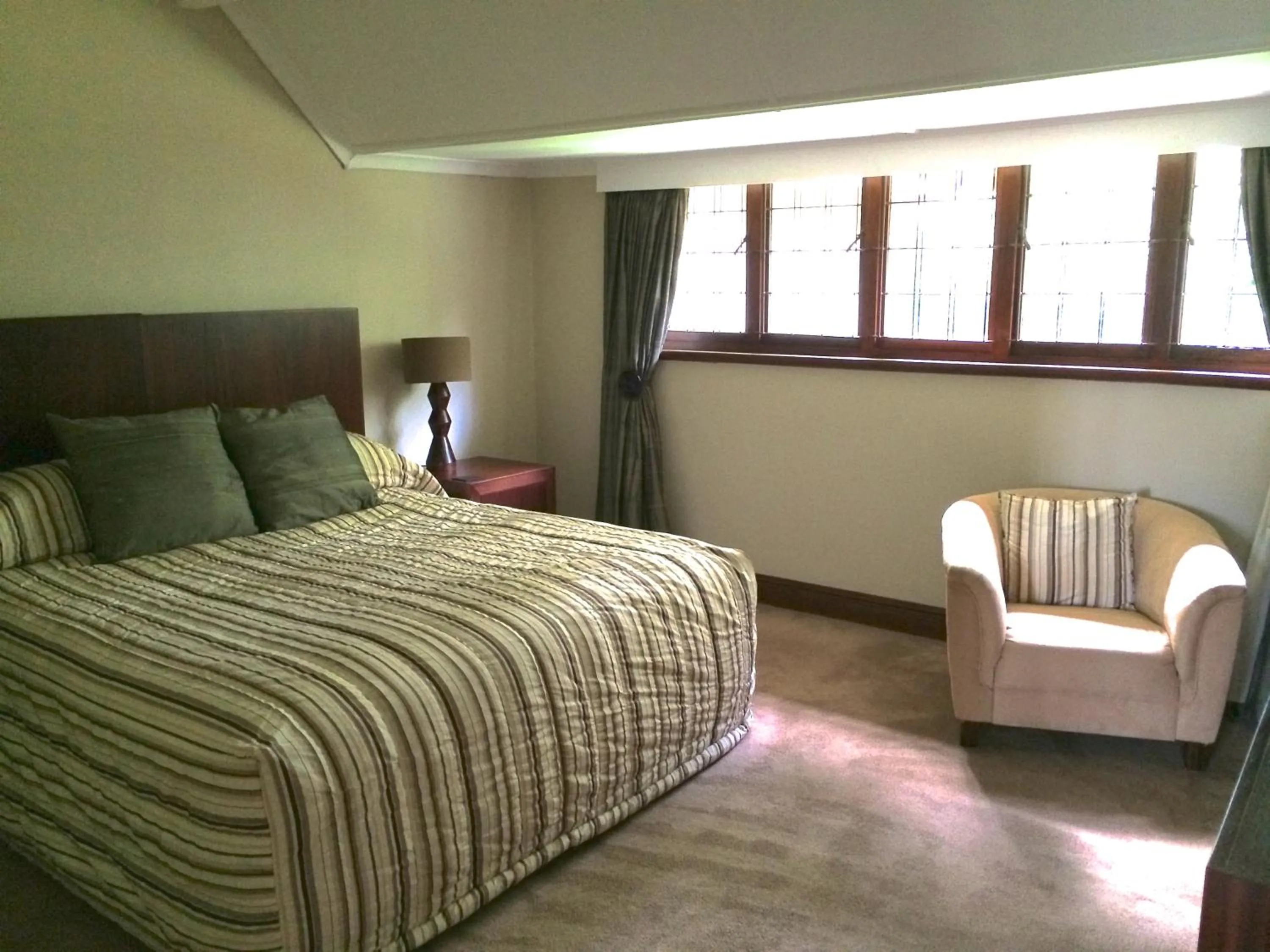 Photo of the whole room, Bed in Eagle Wind Manor