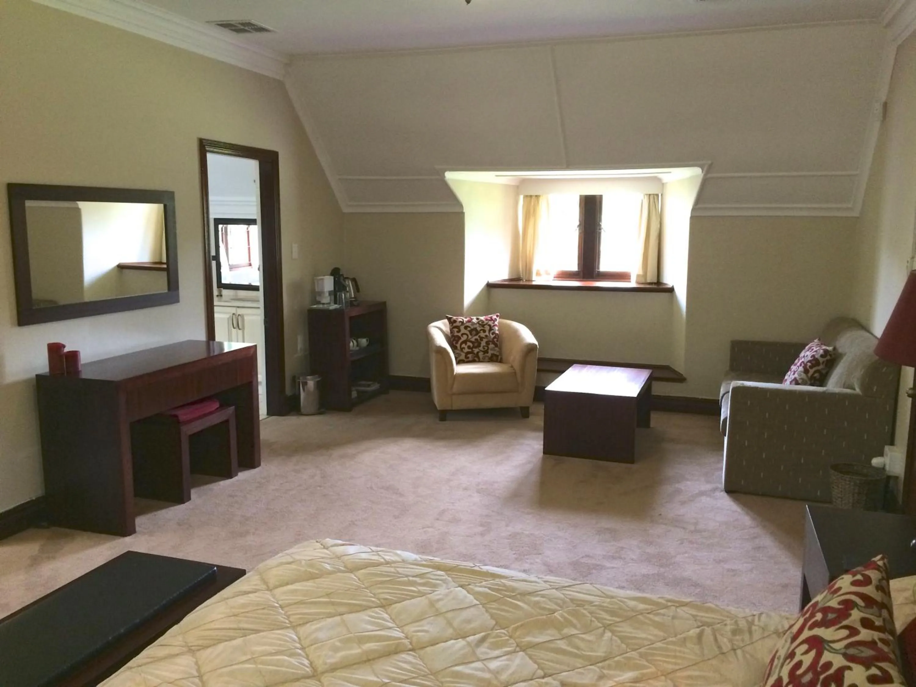 Photo of the whole room, Bed in Eagle Wind Manor