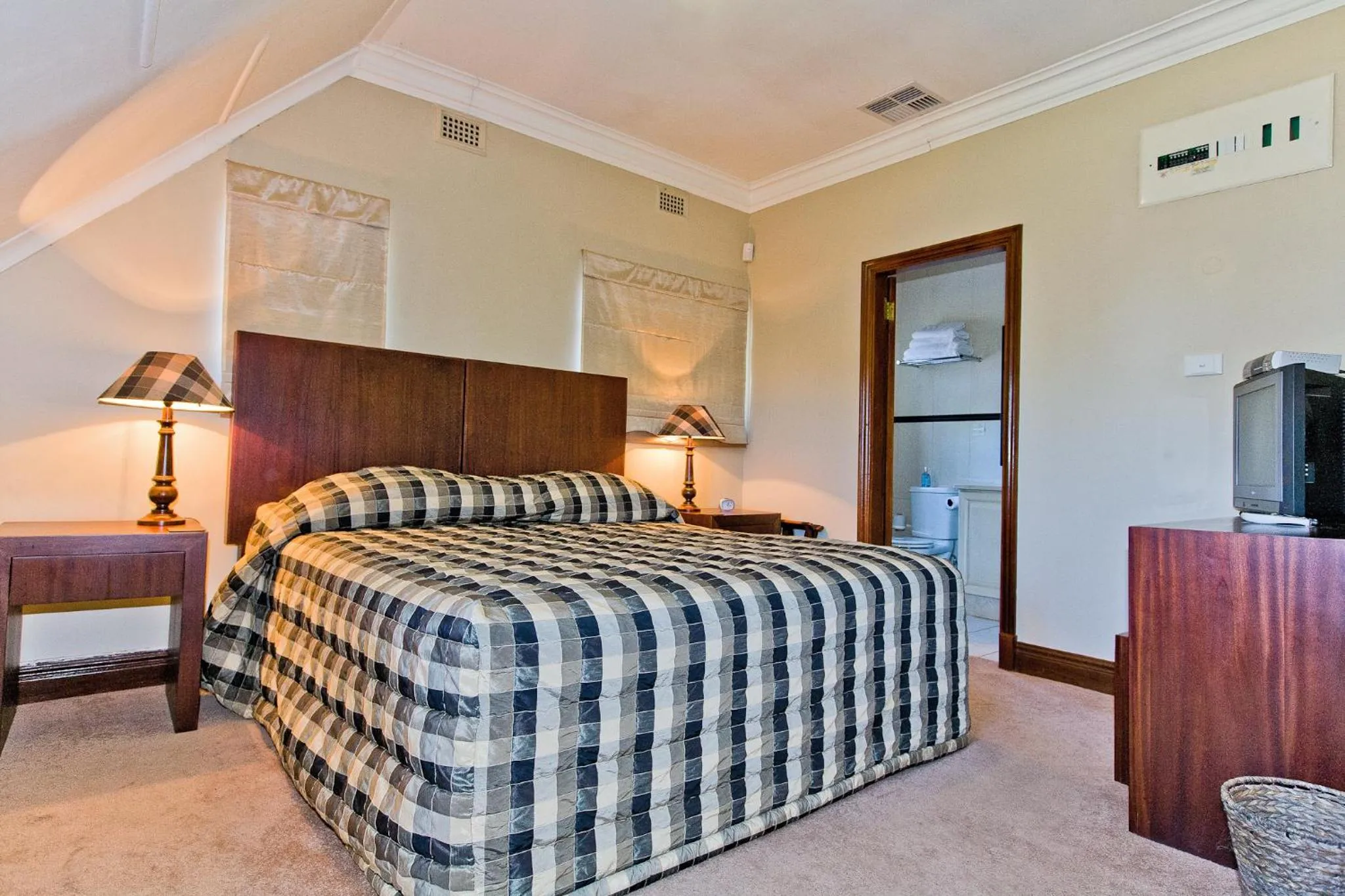 Photo of the whole room, Bed in Eagle Wind Manor