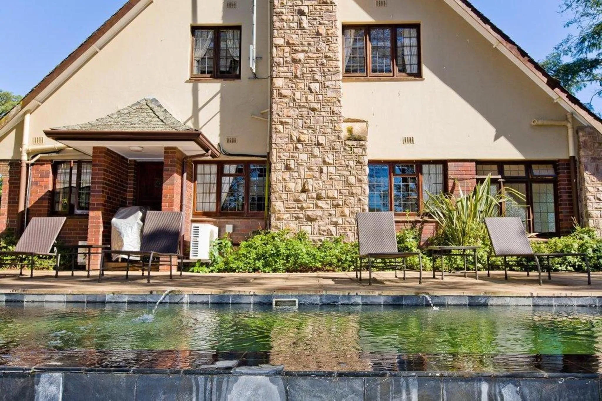 Facade/entrance in Eagle Wind Manor