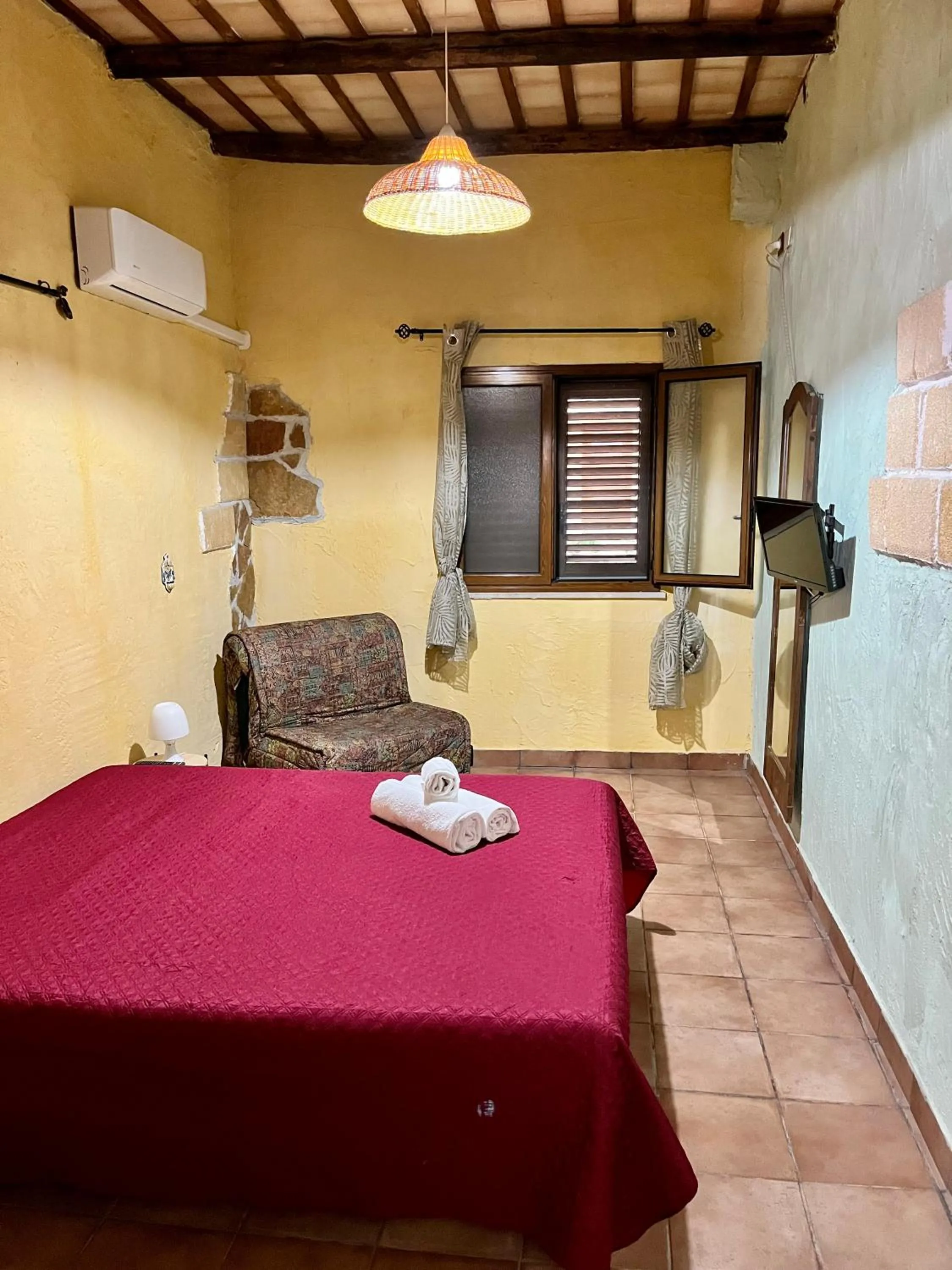 Photo of the whole room, Bed in La Pergola B&B