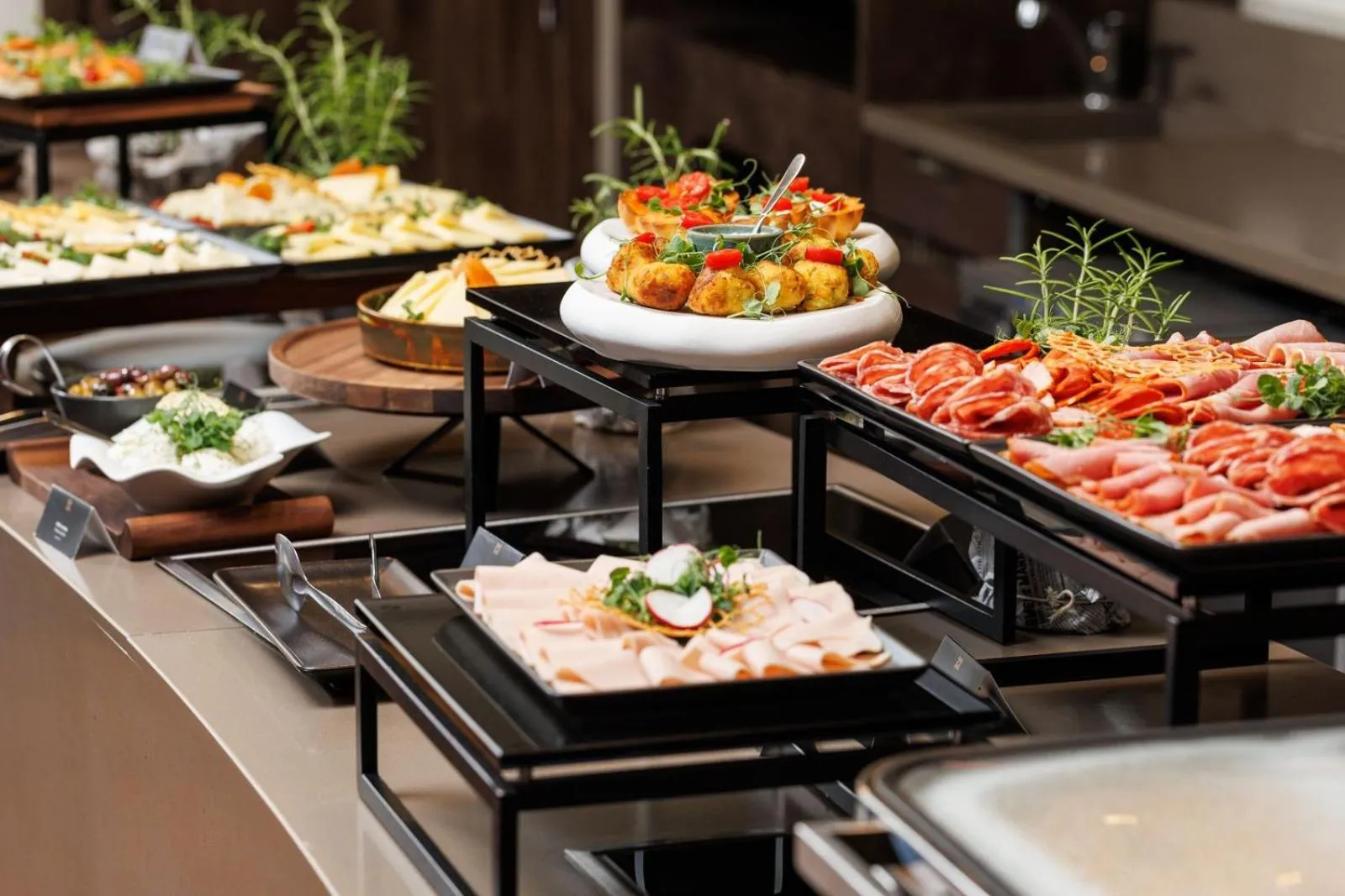 Restaurant/places to eat in Kronwell Brasov Hotel