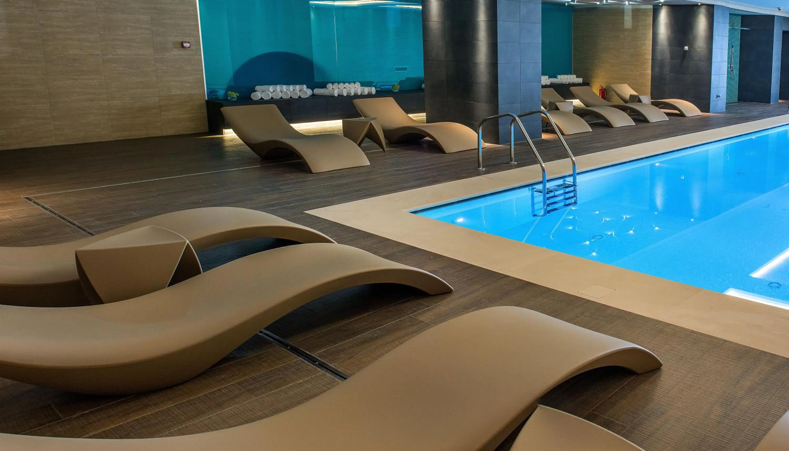 Swimming pool in Kronwell Brasov Hotel