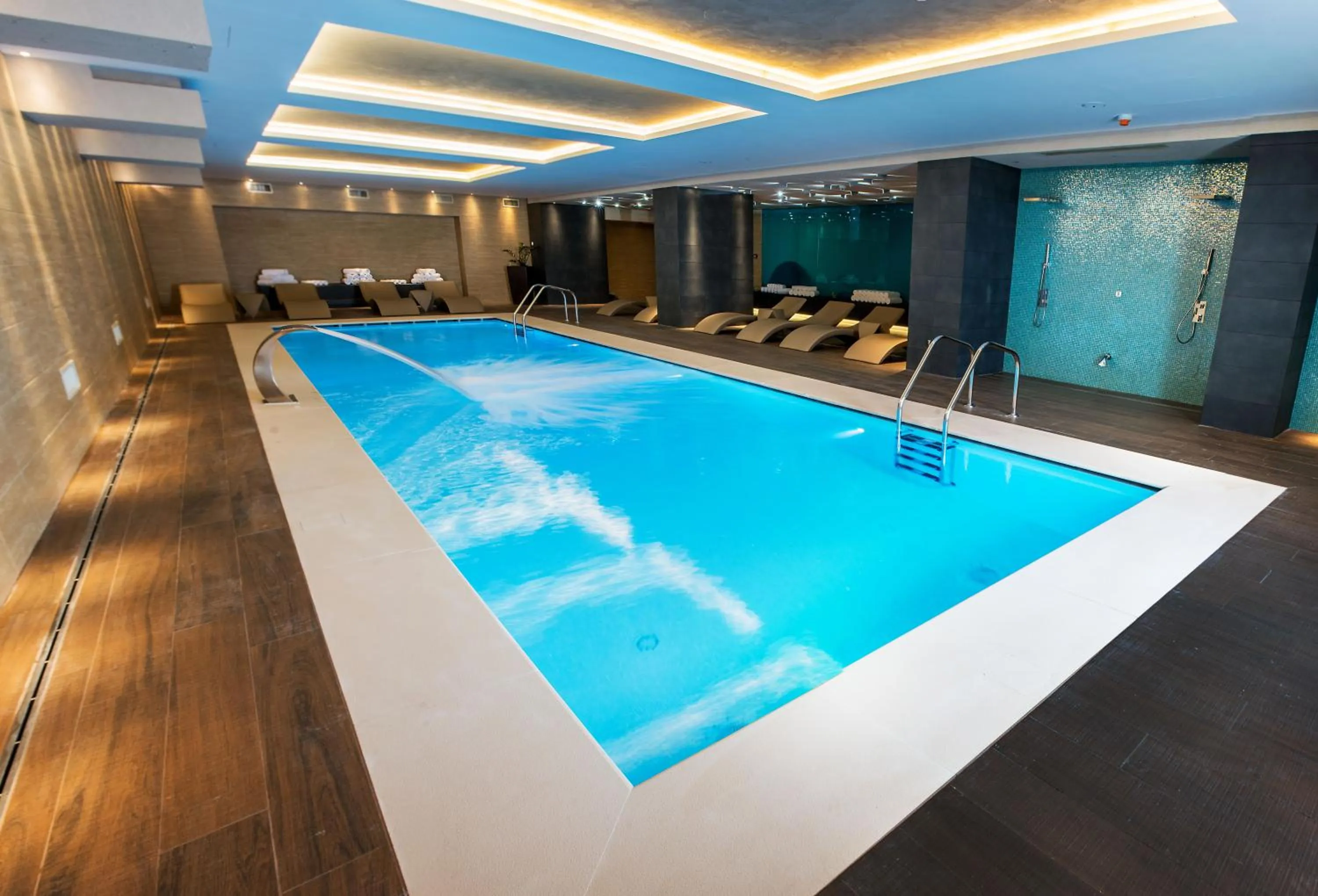 Swimming pool in Kronwell Brasov Hotel