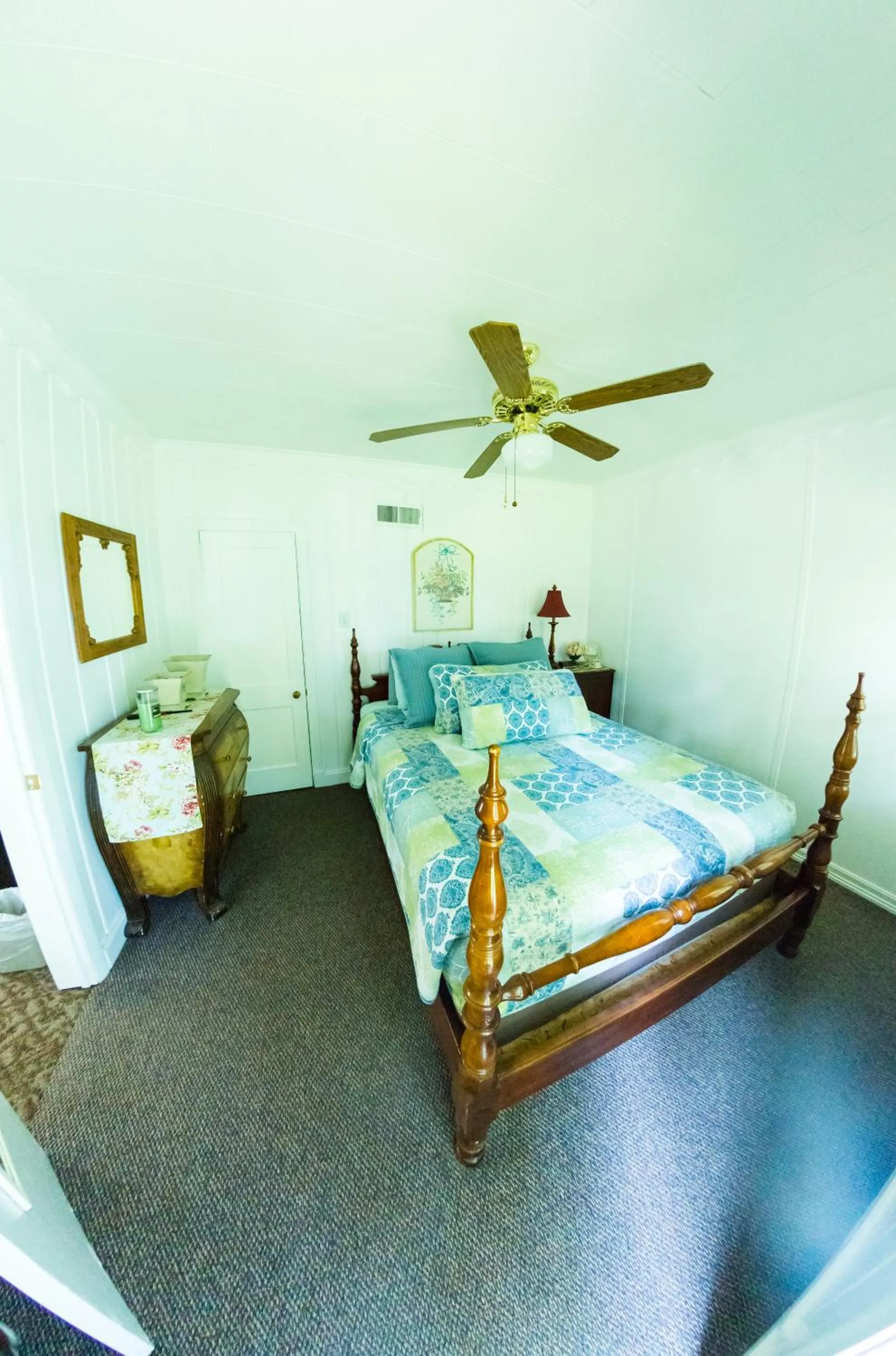 Patio, Bed in Oak Park Inn