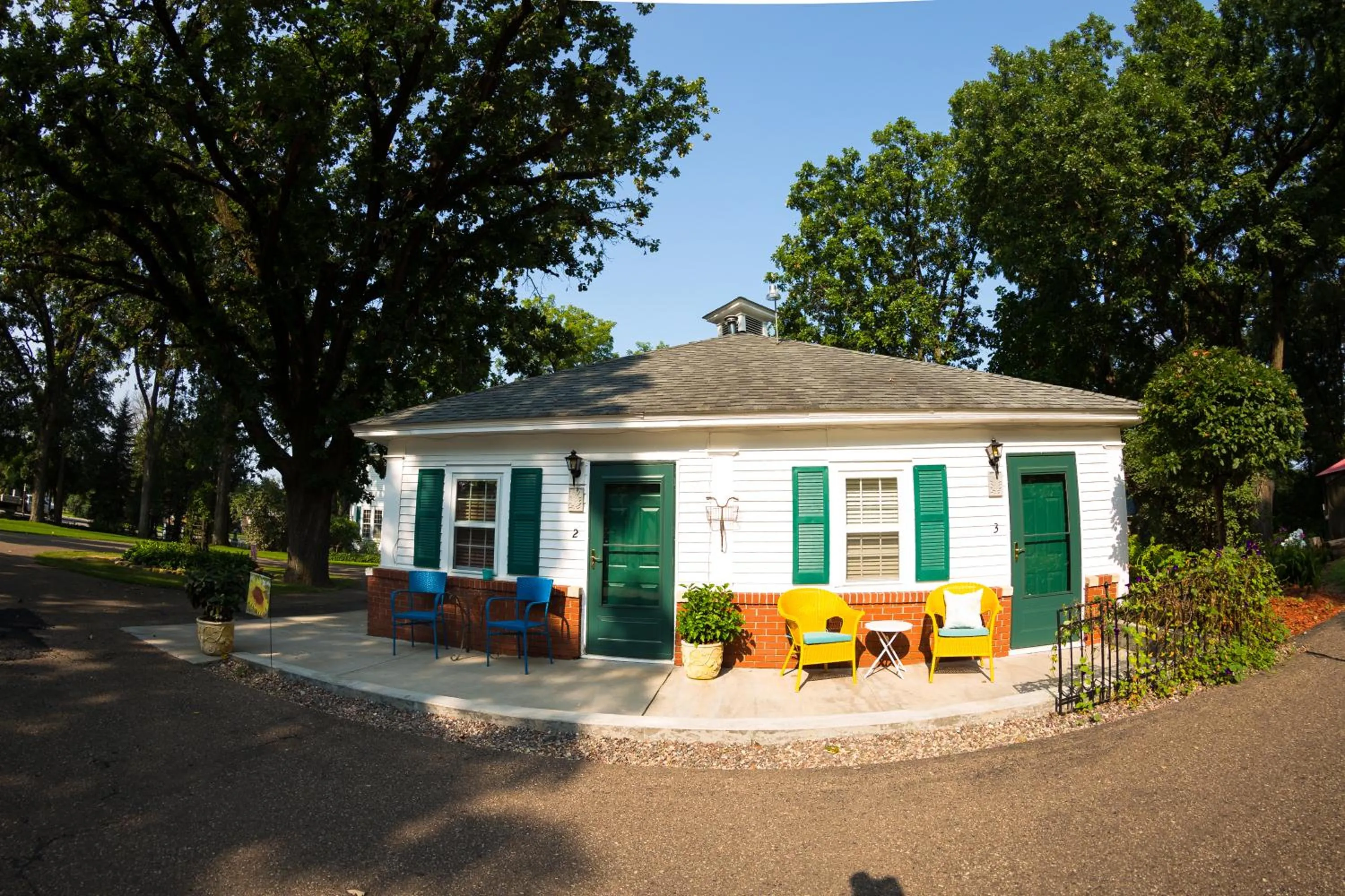 Property building in Oak Park Inn