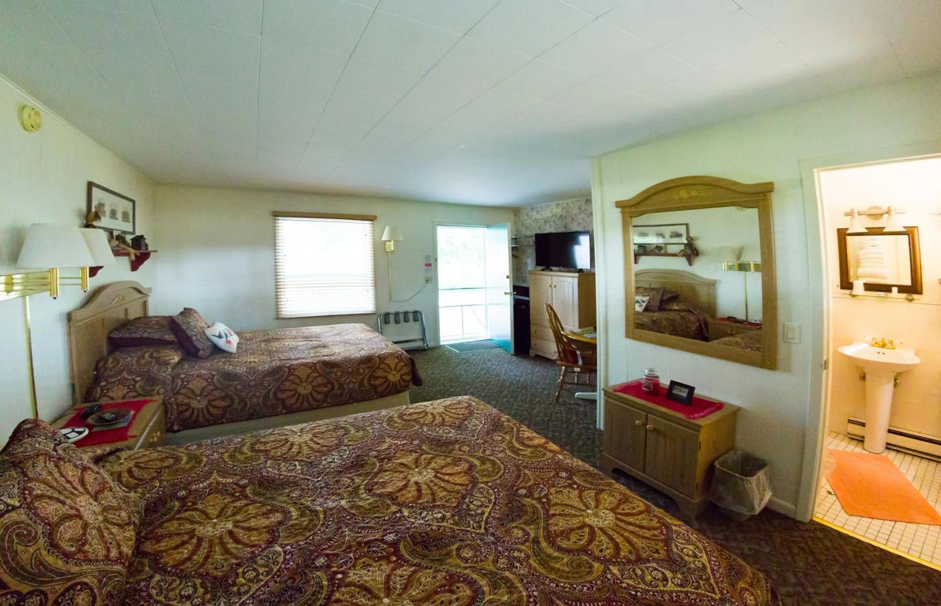 Bathroom, Bed in Oak Park Inn