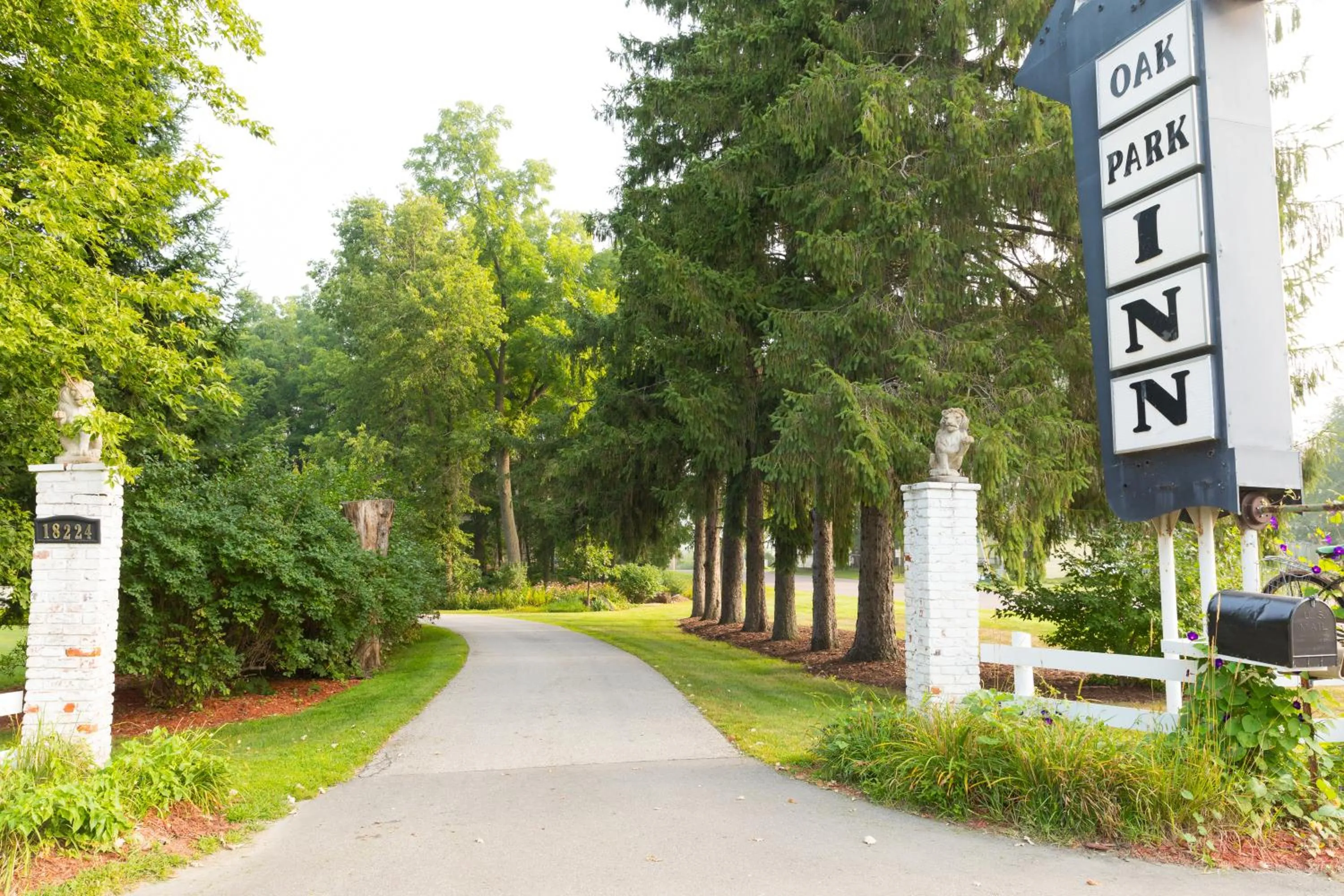 Facade/entrance in Oak Park Inn