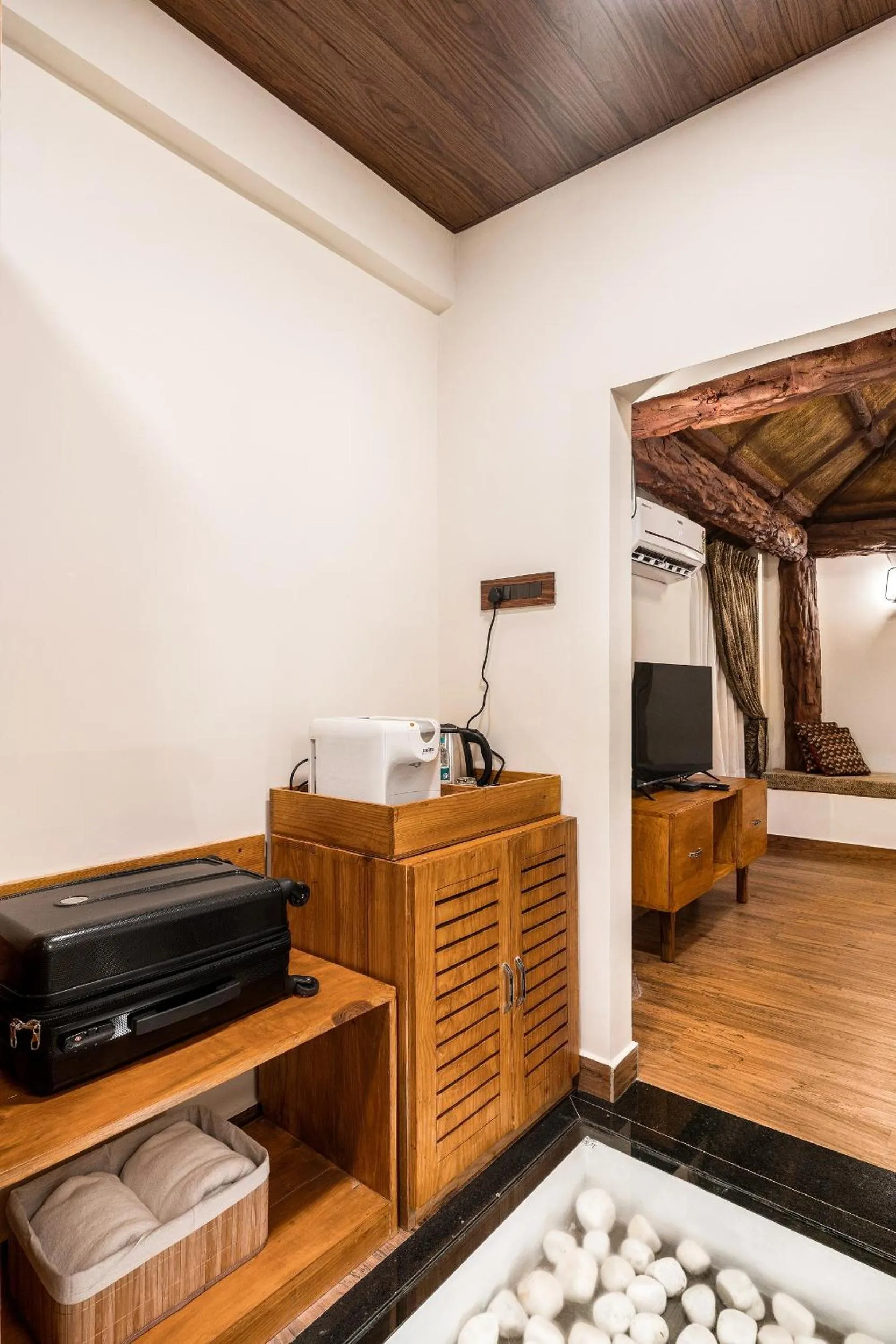 hair dresser in Vijayshree Resort, Hampi