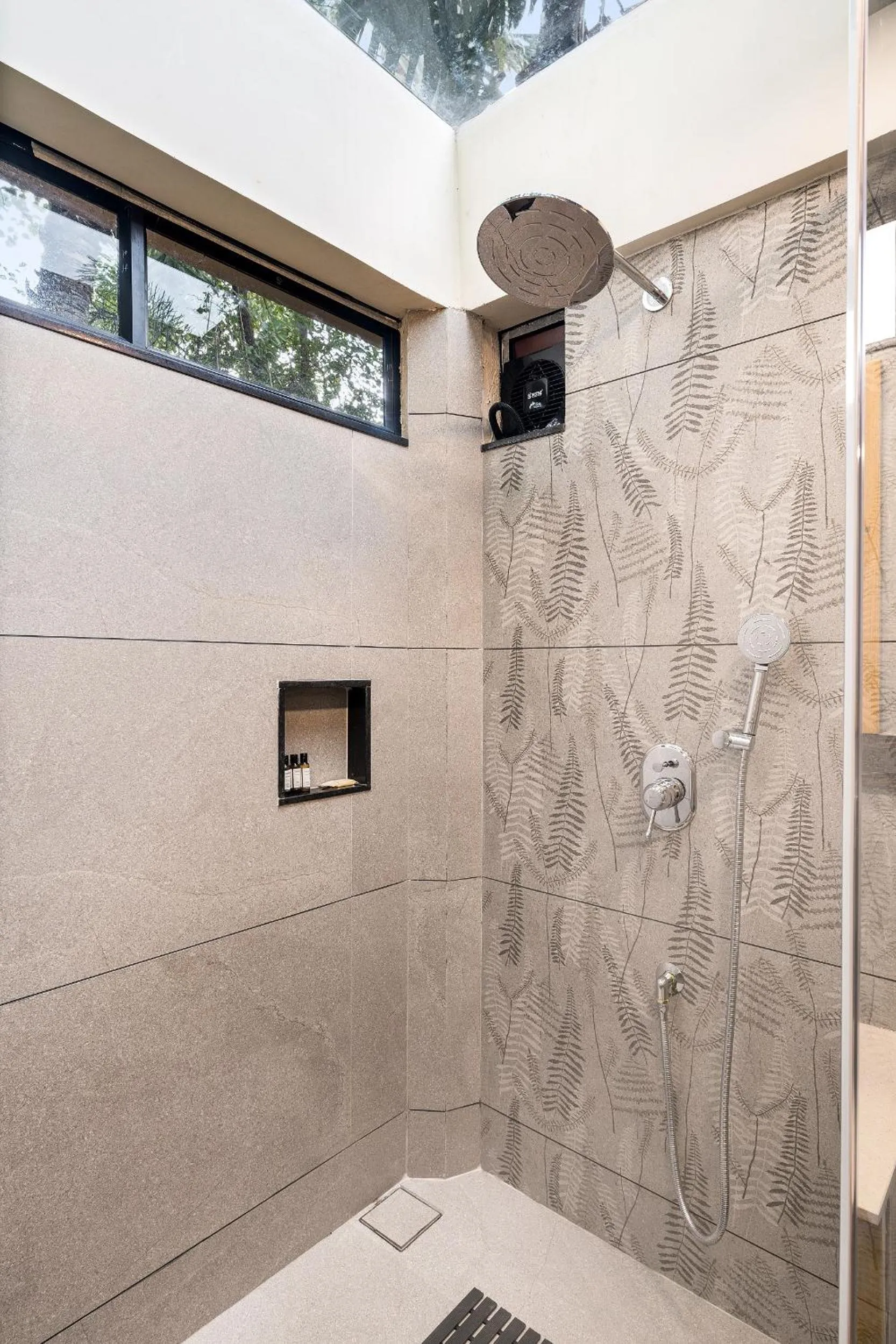 Shower in Vijayshree Resort, Hampi