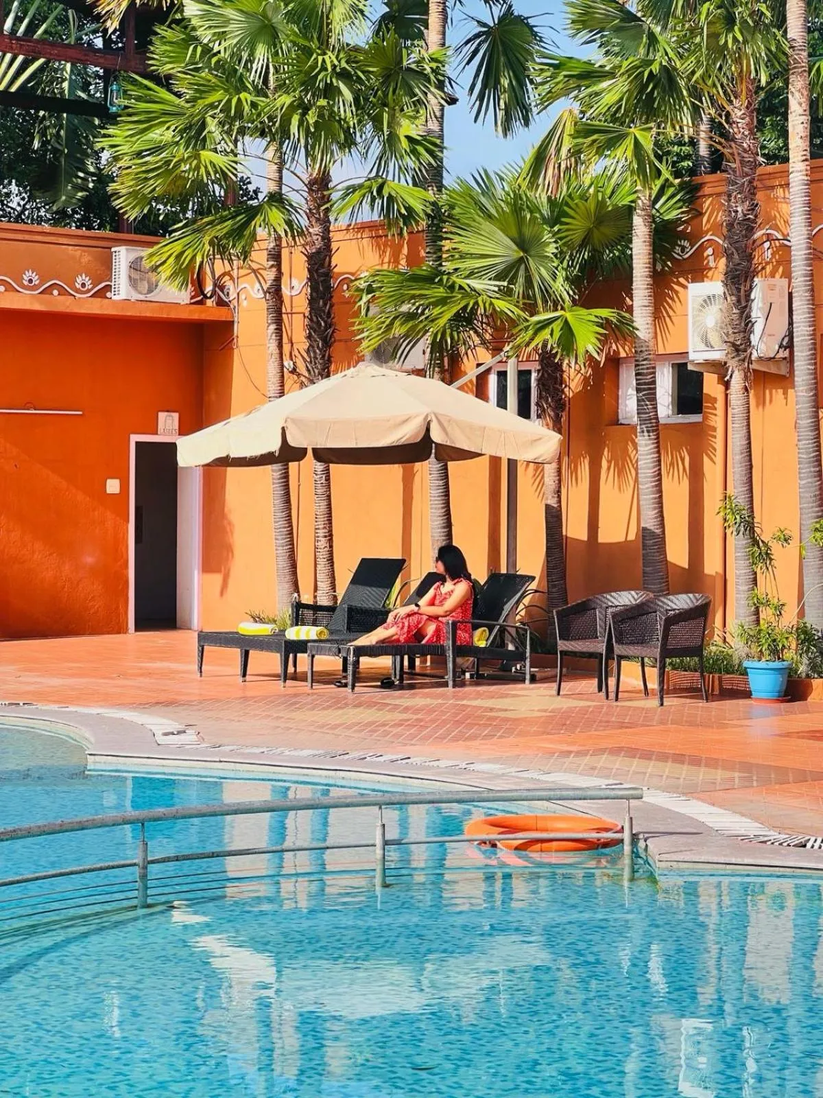 Swimming pool in Vijayshree Resort, Hampi