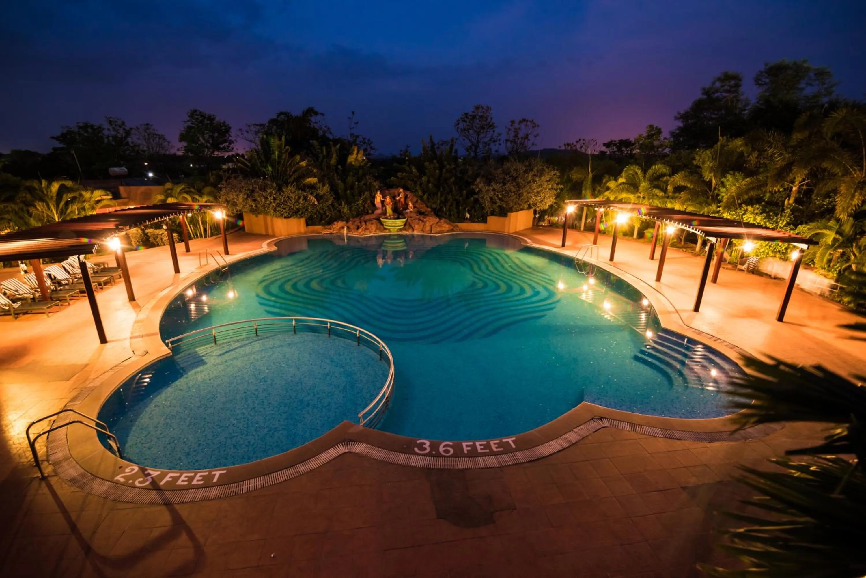 Swimming pool in Vijayshree Resort, Hampi