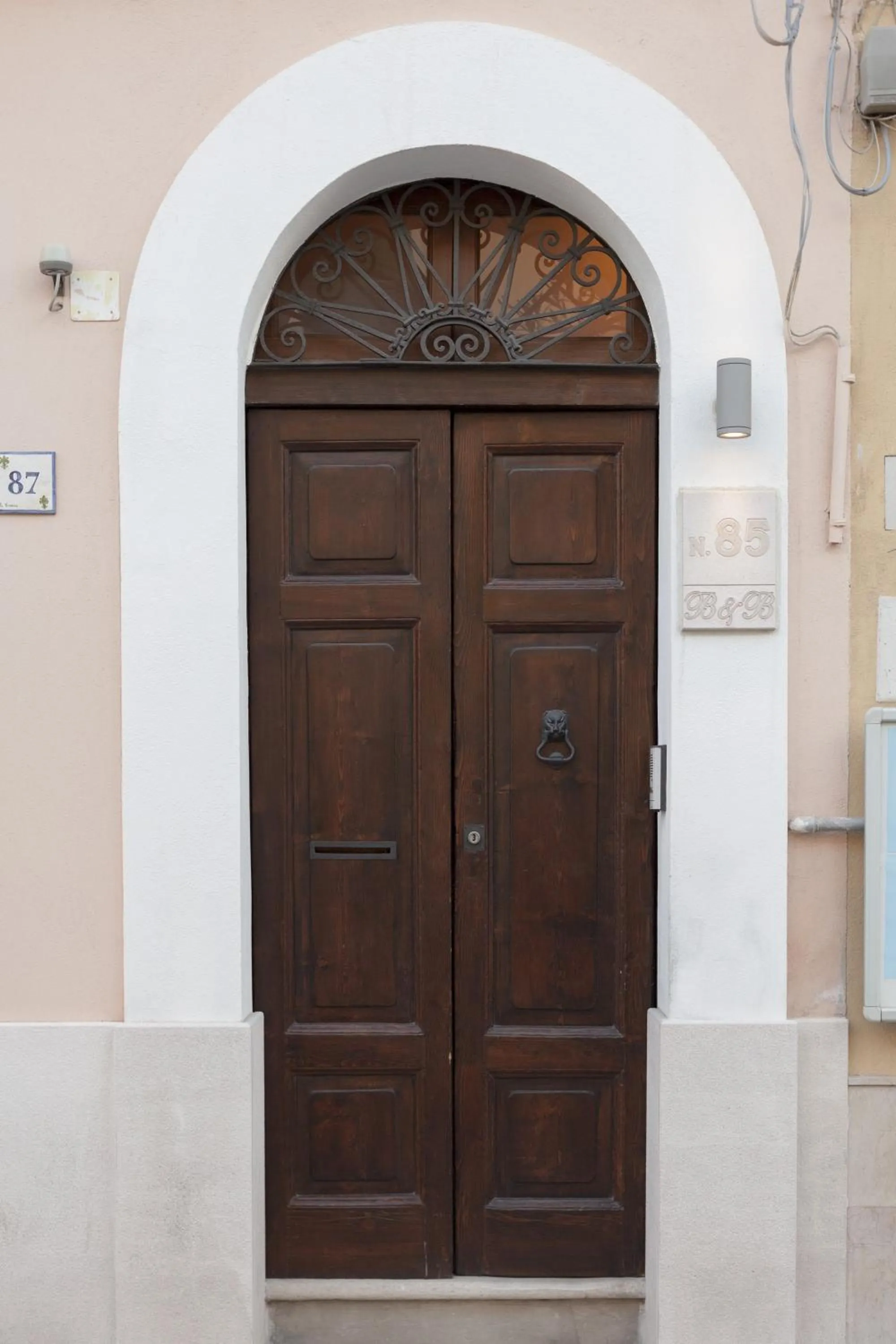 Facade/entrance in Numero 85