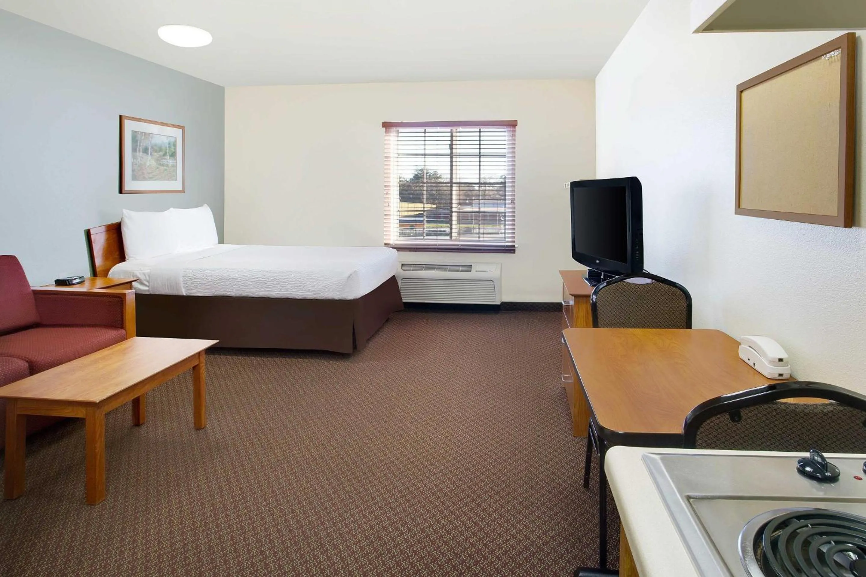 Bedroom, Bed in WoodSpring Suites Baton Rouge Airline Highway