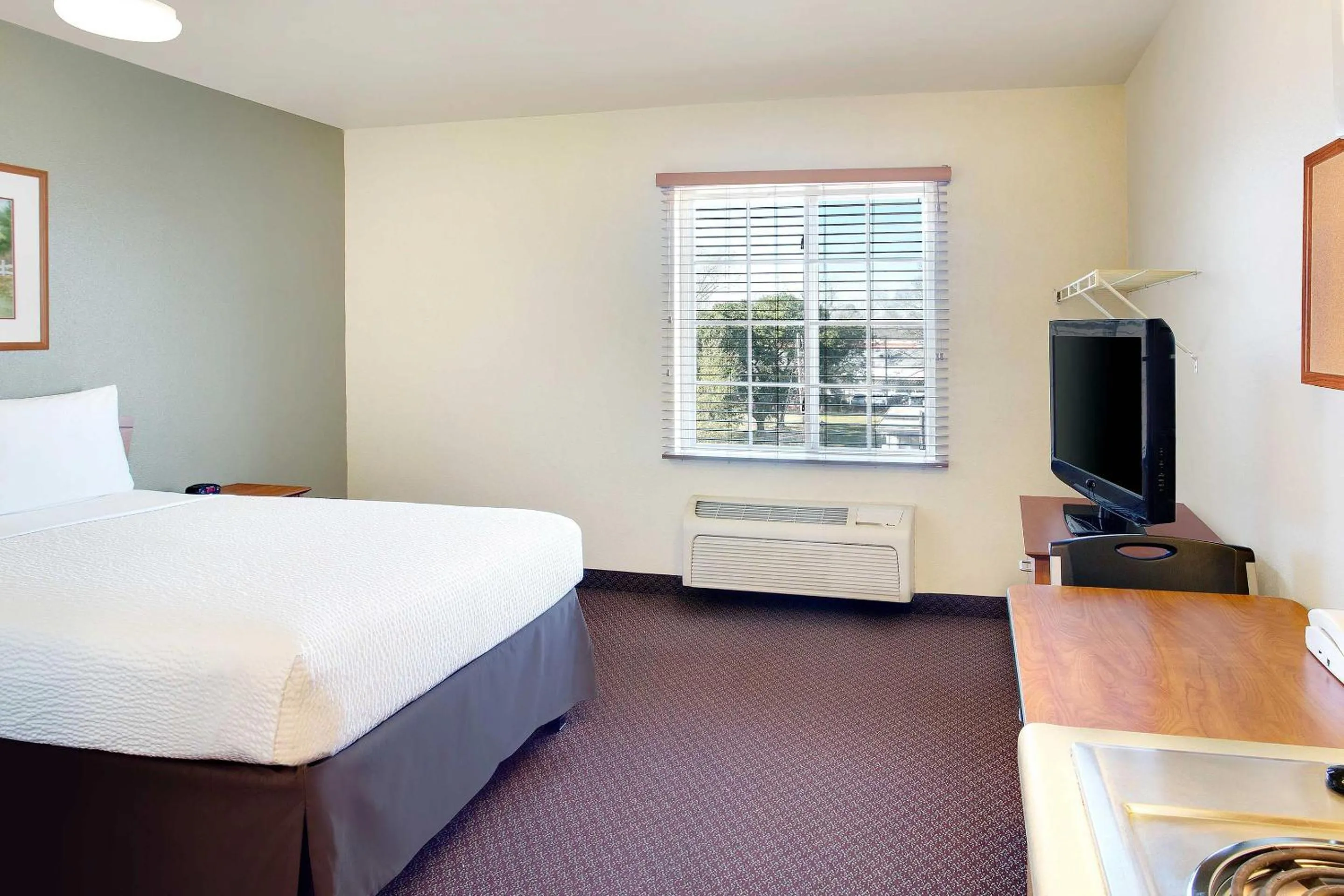 Bedroom, Bed in WoodSpring Suites Baton Rouge Airline Highway