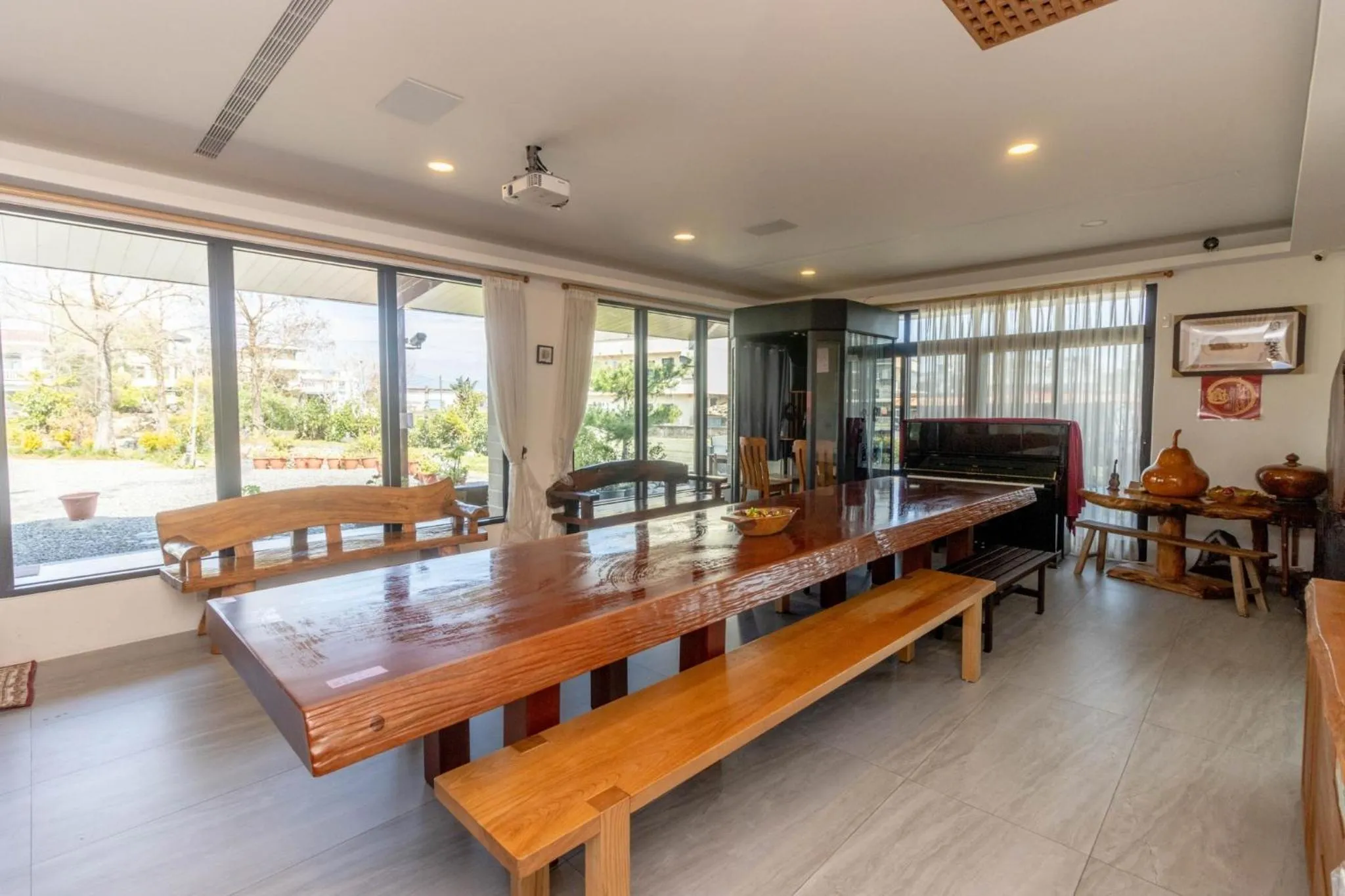 Living room in Post-mountain view