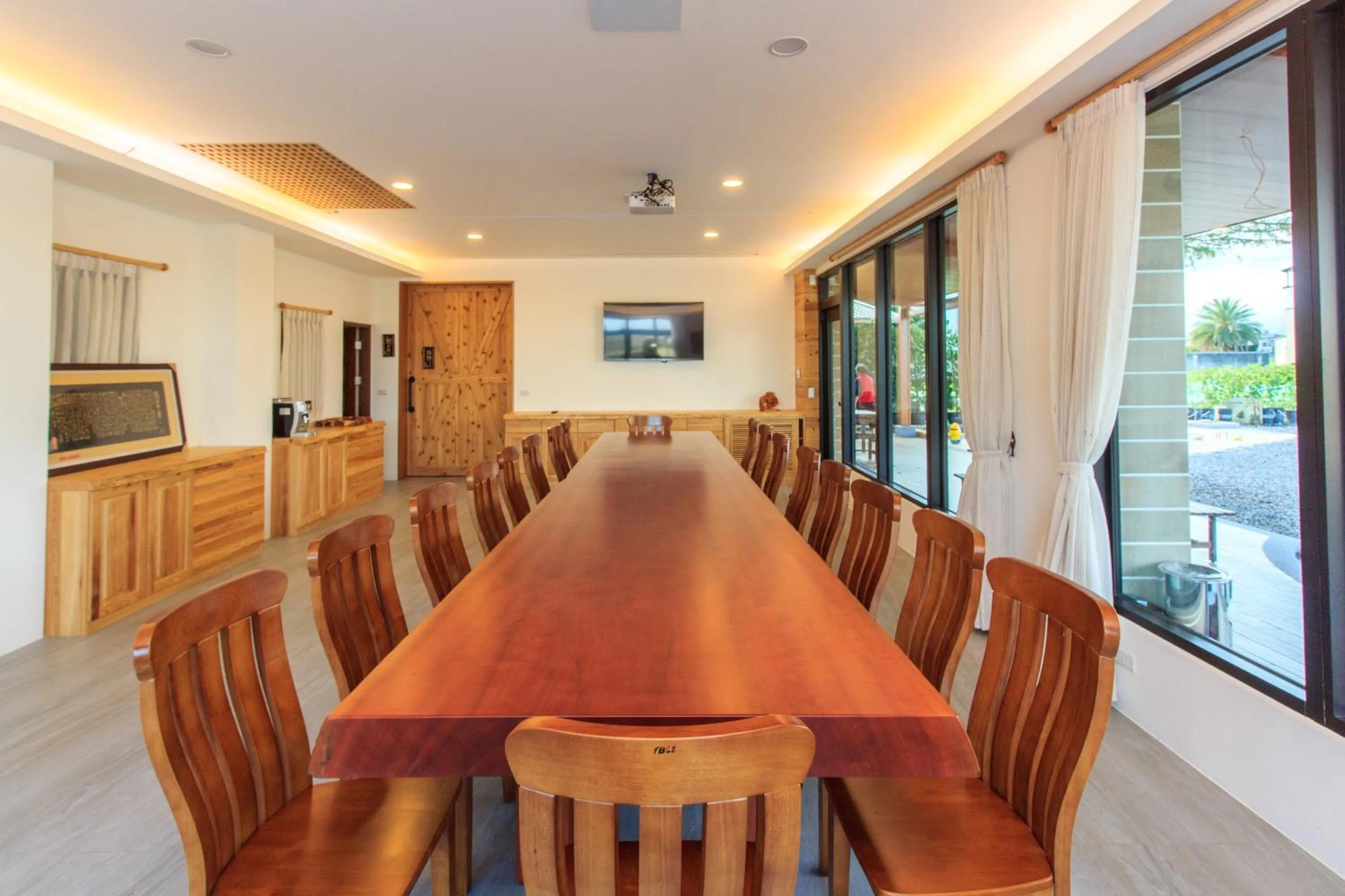 Restaurant/places to eat in Post-mountain view