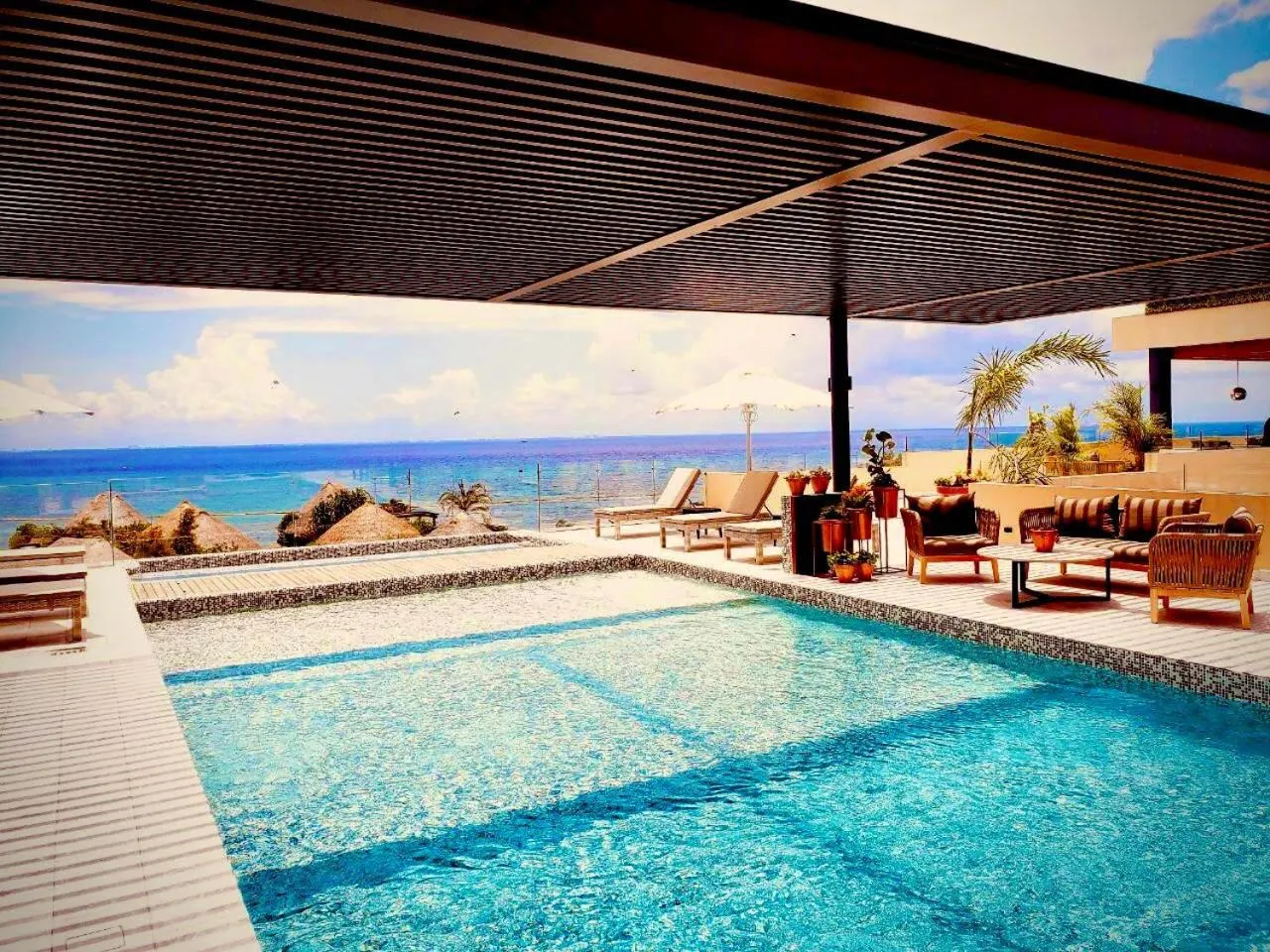 Swimming pool in Singular Joy Downtown Residences