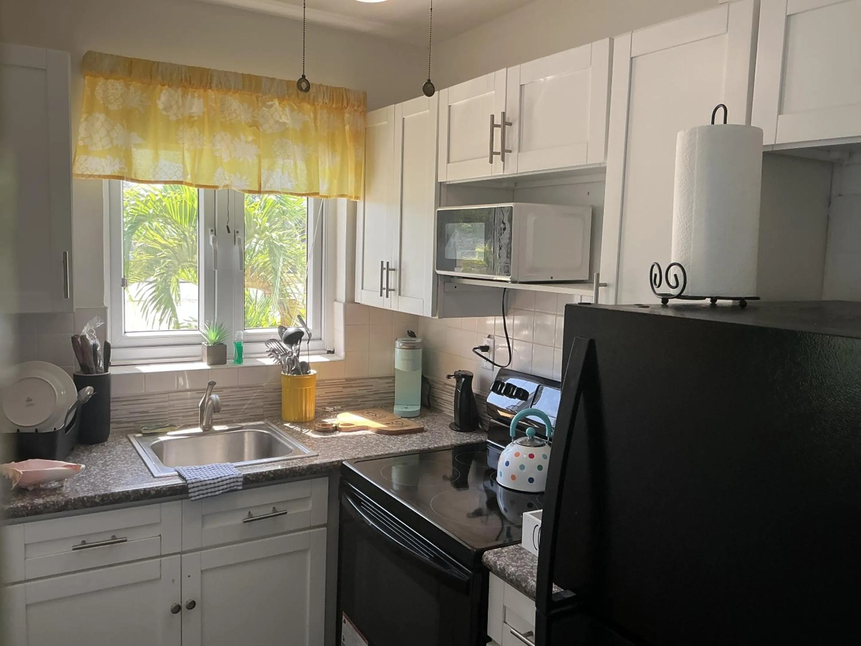 Kitchen or kitchenette in Jubilee Gardens Freeport